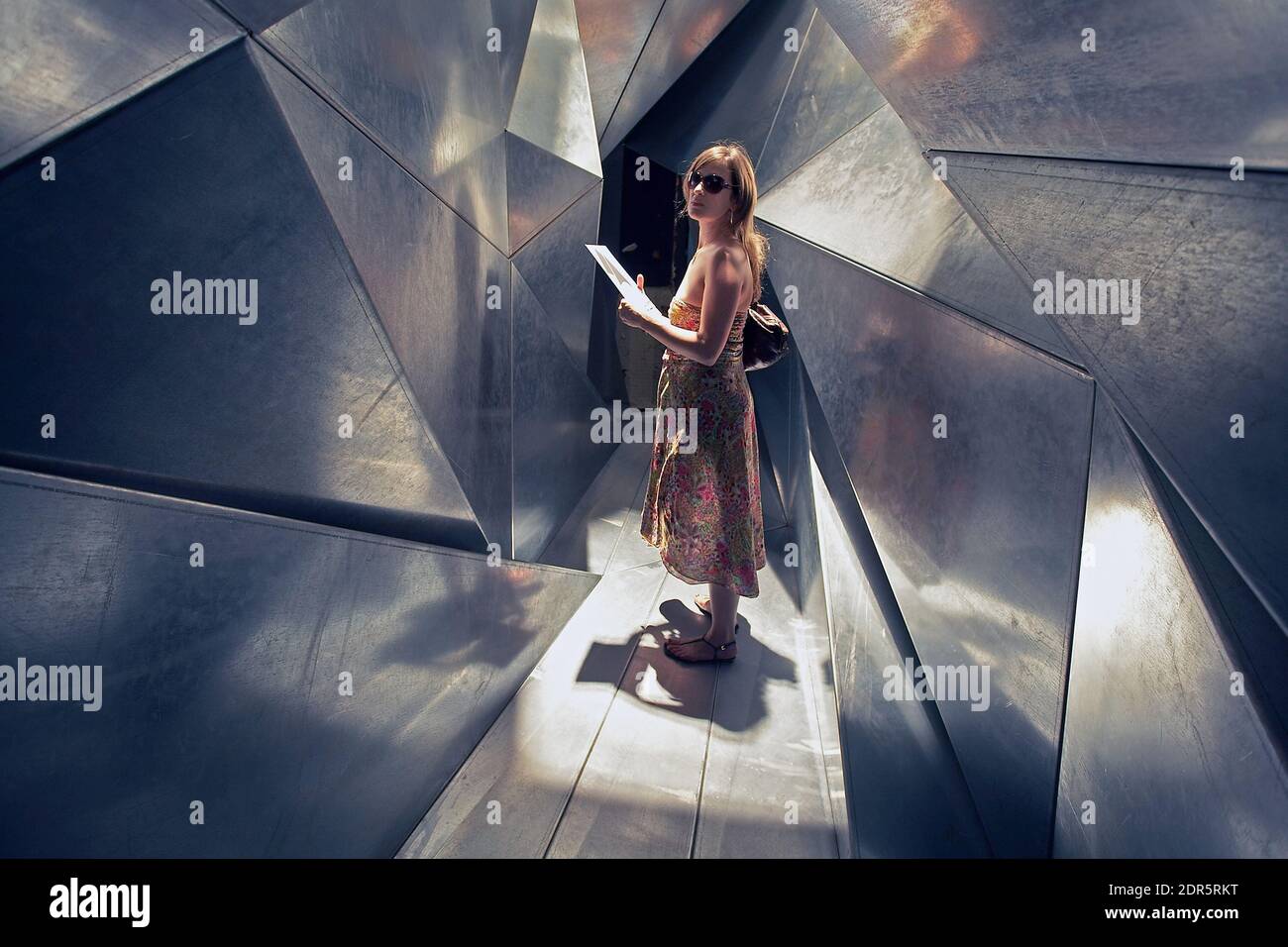 Junge Frau, die sich die Ausstellung in der Hayward Gallery anschaut, einer Kunstgalerie im Southbank Centre im Zentrum von London, England Stockfoto