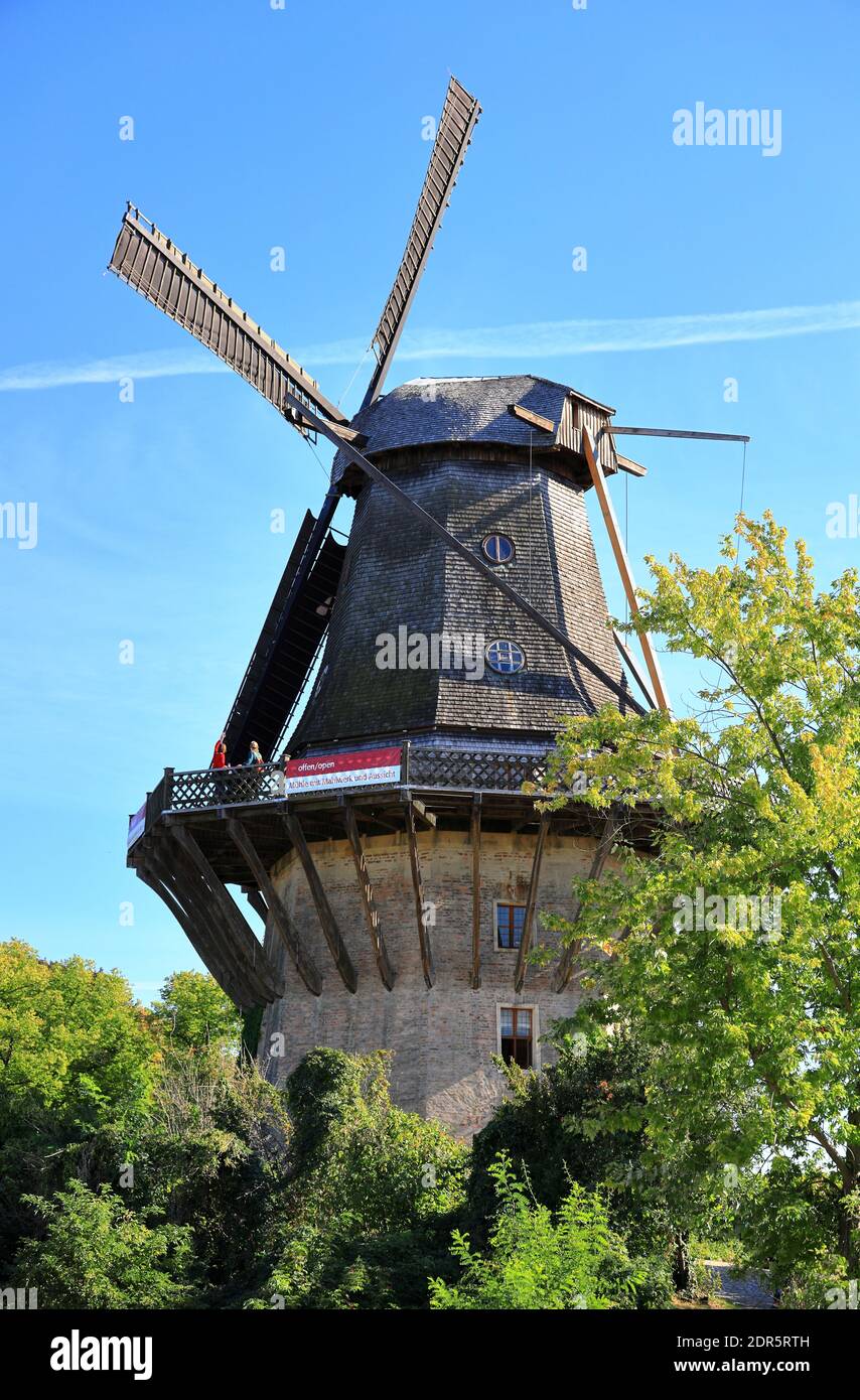 Potsdam, Deutschland - 18. September 2020: Besuch des Königspalastes und Parks Sanssouci in Potsdam an einem sonnigen Tag. Blick auf die historische Windmühle. Stockfoto