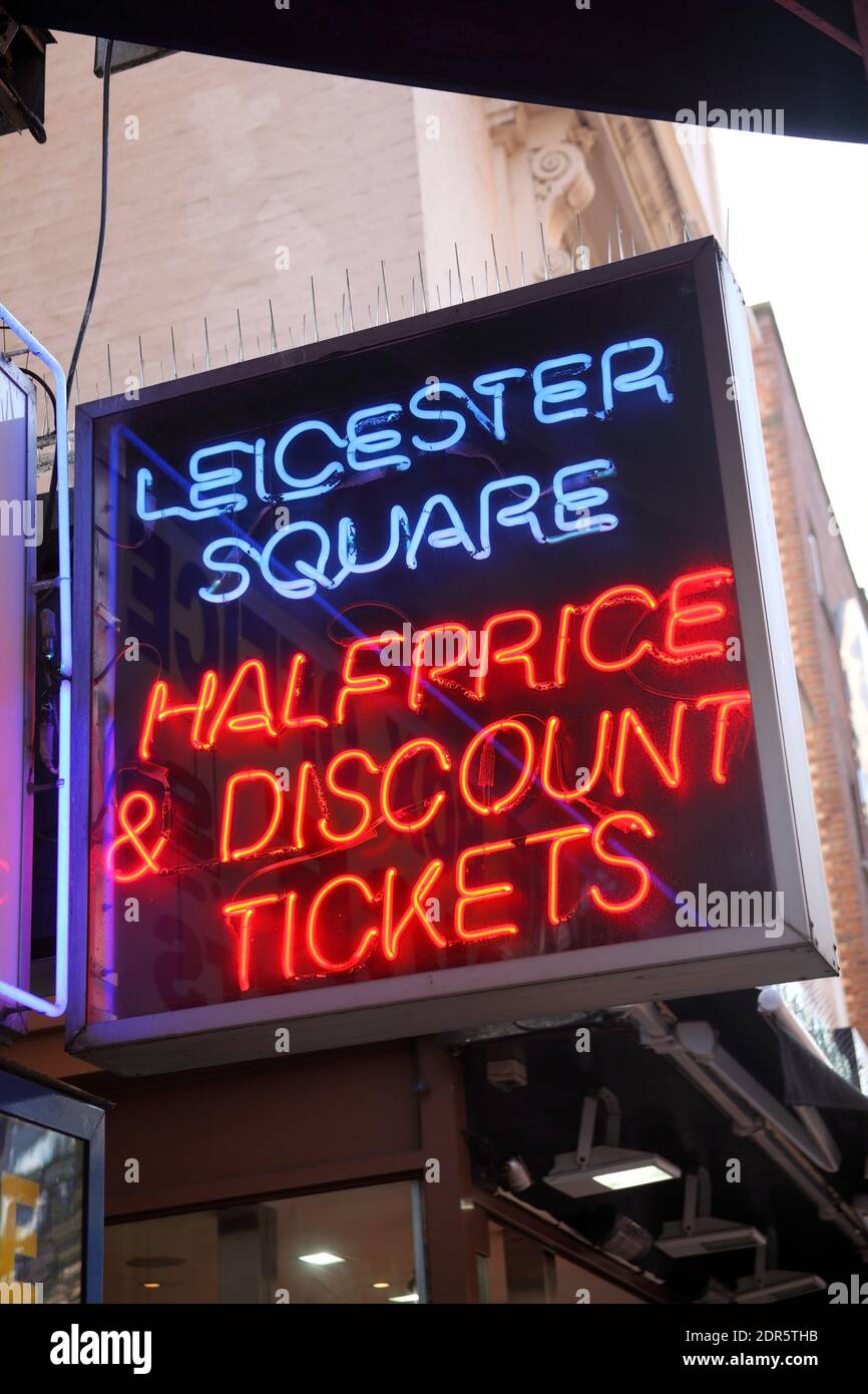 Zum halben Preis Rabatt Theater- und Filmtickets Neon-Schild an Ein Einzelhandelsgeschäft in Leicester Square, das ist Ein beliebtes Reiseziel touri Stockfoto