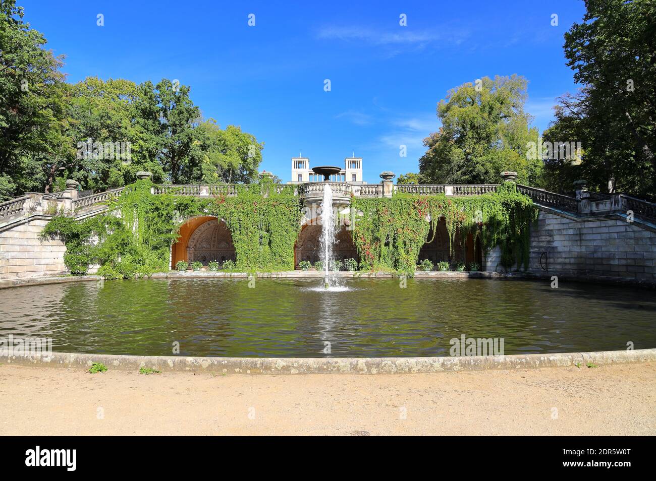 Potsdam, Deutschland - 18. September 2020: Besuch des Königspalastes und Parks Sanssouci in Potsdam an einem sonnigen Tag. Blick auf den Orangery Palace. Stockfoto