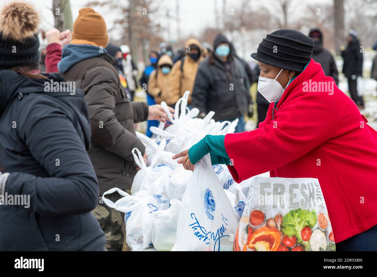 Detroit, Michigan, USA. Dezember 2020. In der Woche vor Weihnachten liefern Freiwillige im Roosevelt Park in Detroit Lebensmittel an bedürftige Menschen, die meisten von ihnen obdachlos. Kredit: Jim West/Alamy Live Nachrichten Stockfoto