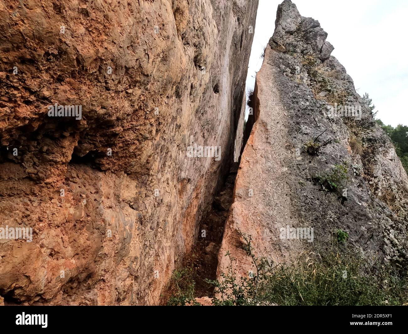 Blick auf einen 45-Fuß hohen Abschnitt der Parnitha (Fyli) Verwerfung und Spalte, die das Epizentrum des 5.2 R Erdbebens von Athen, Griechenland, im Juli 20 war Stockfoto