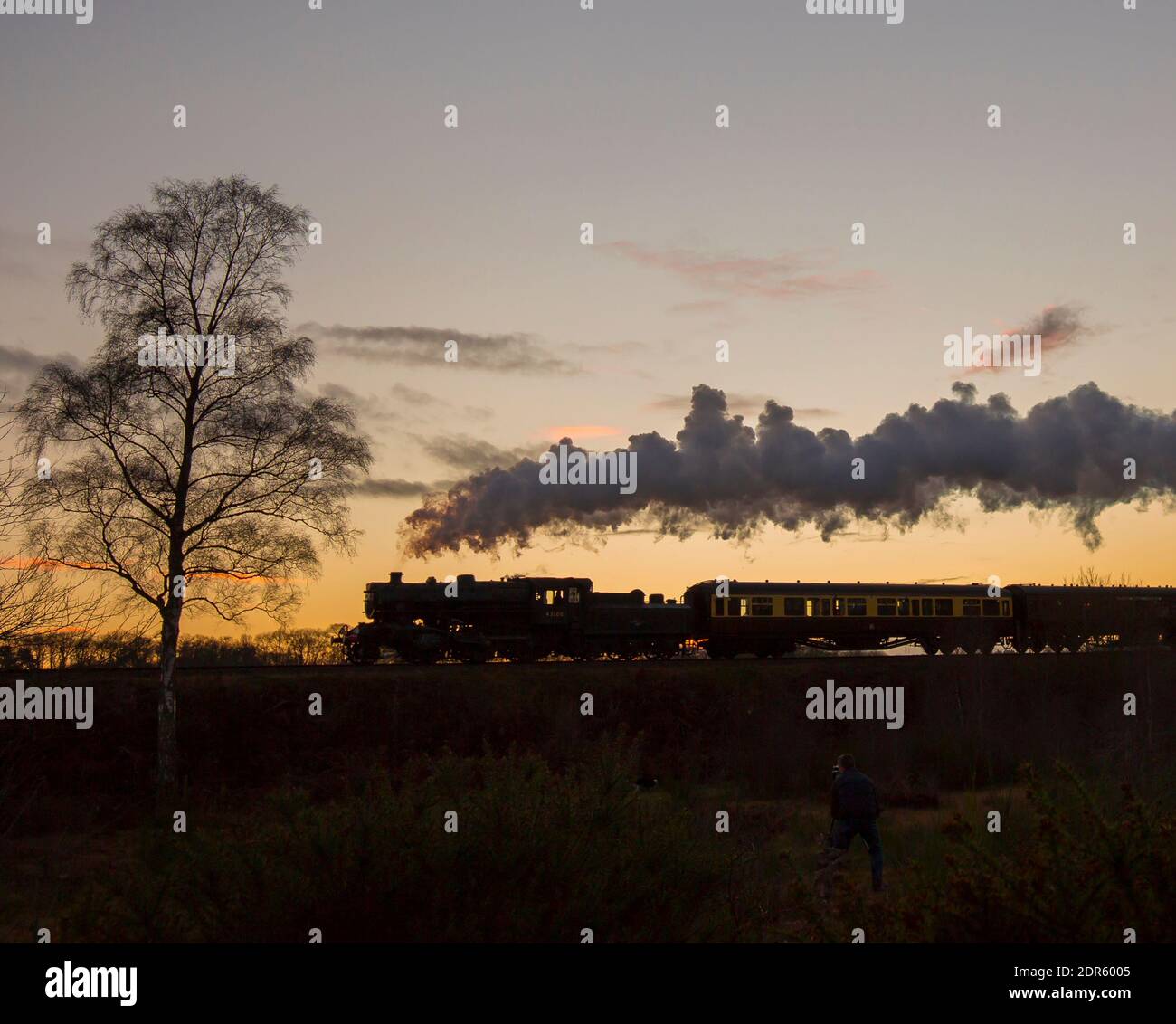 Kidderminster, Großbritannien. Dezember 2020. UK Wetter: Ein schöner Abschluss eines schönen Tages in Worcestershire. Eine Dampfeisenbahn der Severn Valley Railway, die die Santa-Sonderfahrt macht, kehrt nach Kidderminster zurück, während die Abendsonne untergeht und einen wunderschönen, malerischen Winterhimmel erzeugt. Credit Lee Hudson/Alamy Live Nachrichten Stockfoto