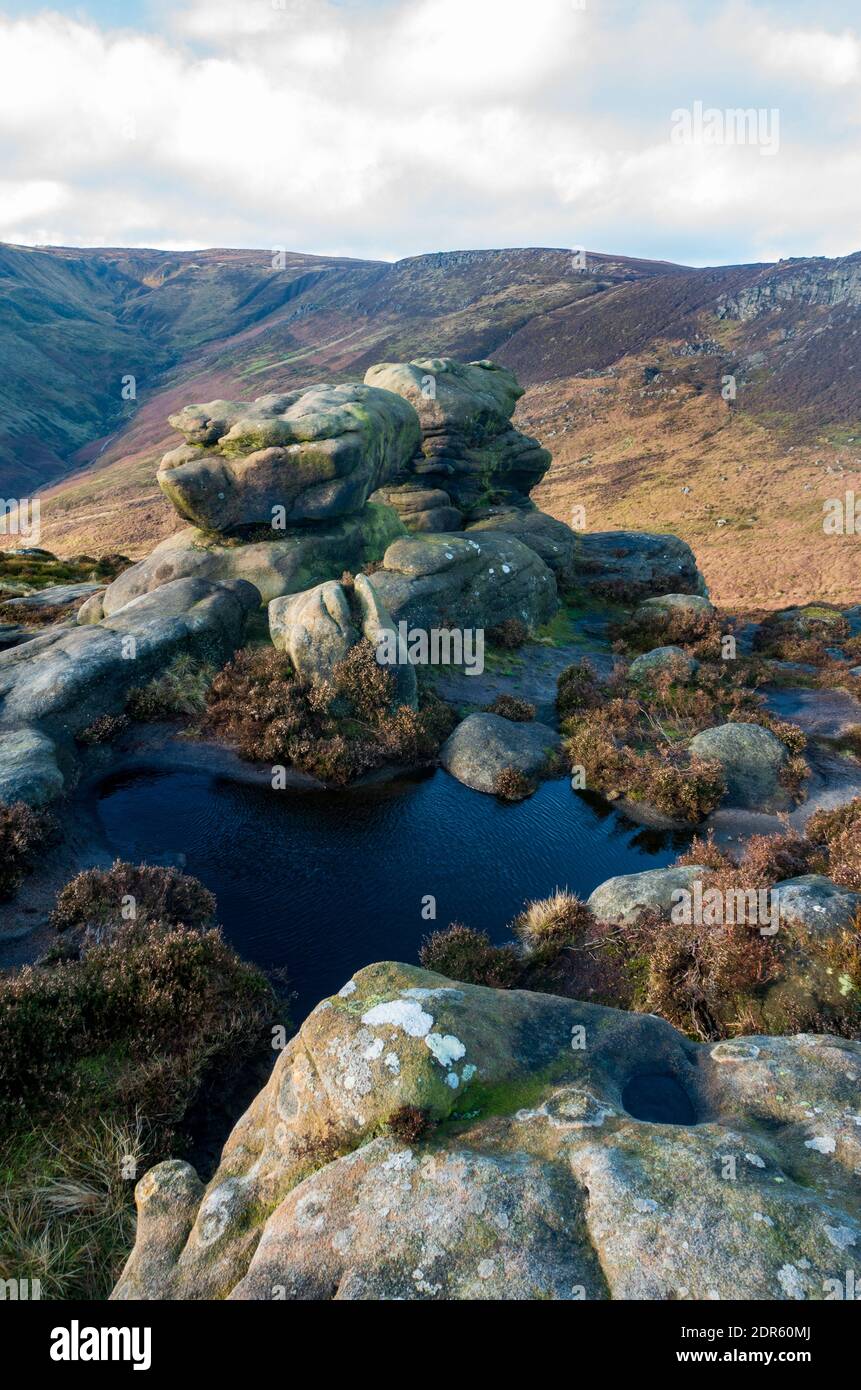 Verwitterte Felsen auf klingenden Roger. Ein sonniger Wintertag rund um Edale und Kinder Scout im Peak District National Park, Derbyshire, Großbritannien Stockfoto