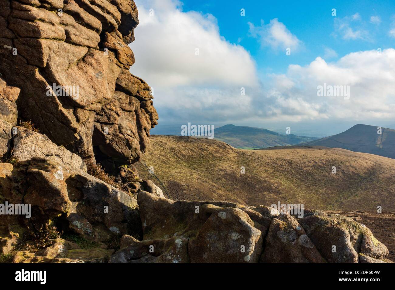 Verwitterte Felsen beim Klingen Roger mit Win Hill und verlieren Hill in thr Entfernung. Ein sonniger Winterhalbtag rund um Edale und Kinder Scout im Peak Distr Stockfoto