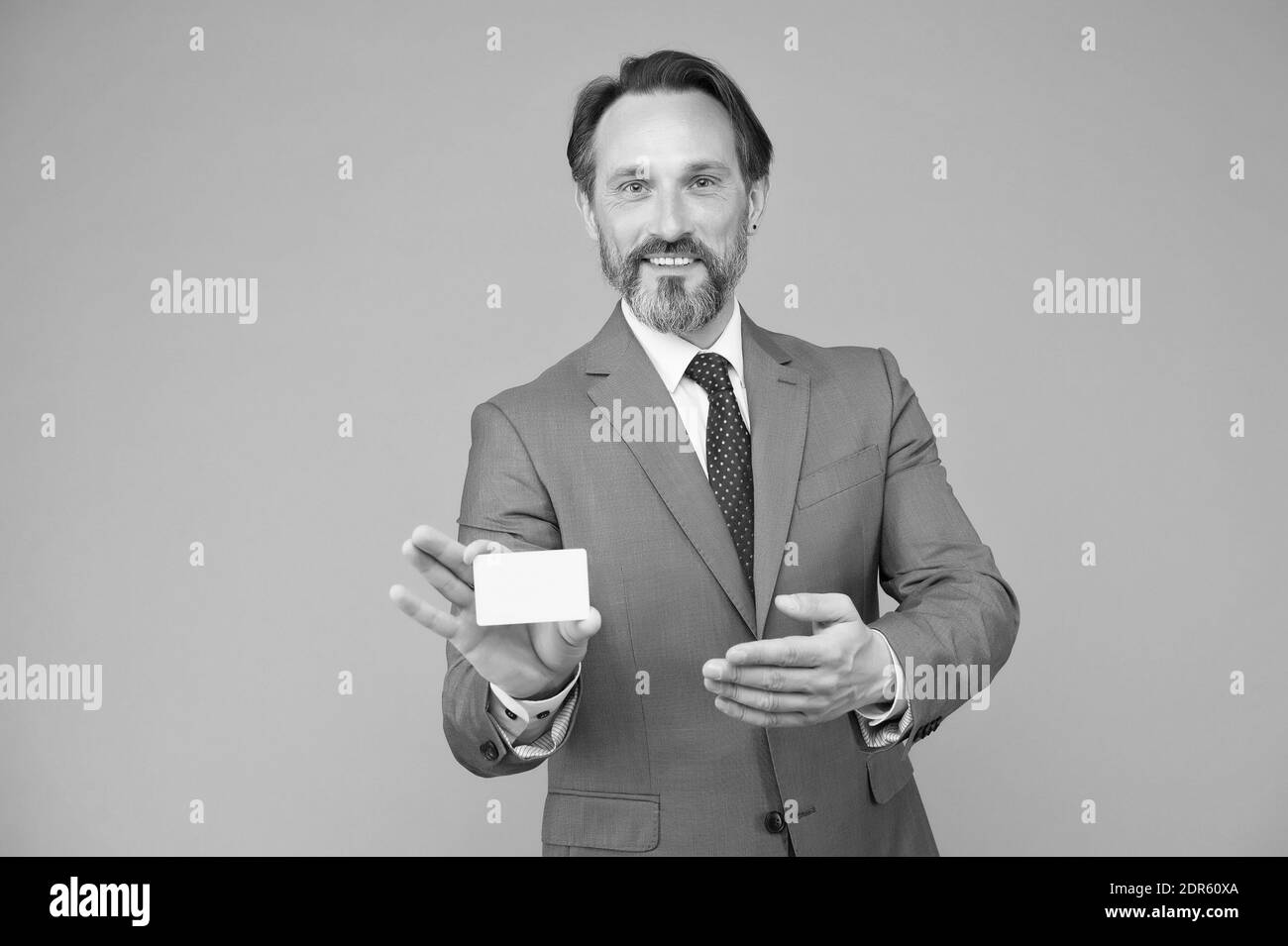 Business Consultant Mann bietet Dienstleistungen Plastikkarte, Bankkonto Konzept. Stockfoto