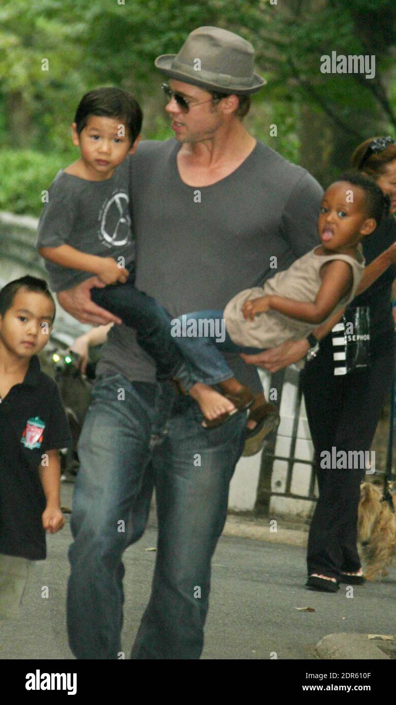 New York, NY 8-26-07 Brad Pitt verlässt den Spielplatz mit seinen Kindern. Foto von John Barrett/PHOTOlink Stockfoto