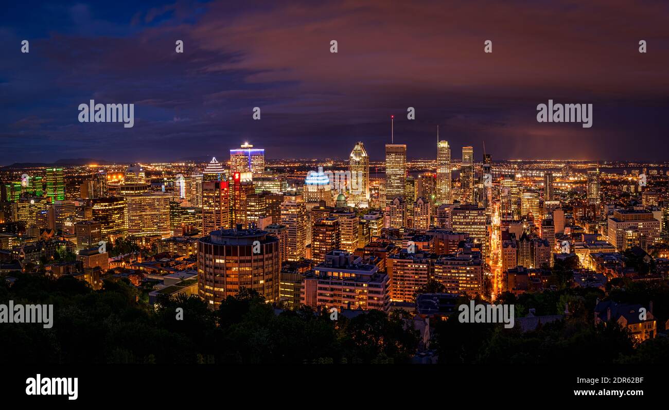 Skyline der Innenstadt bei Nacht mit St. Lawrence River, Montreal, Quebec, Kanada Stockfoto