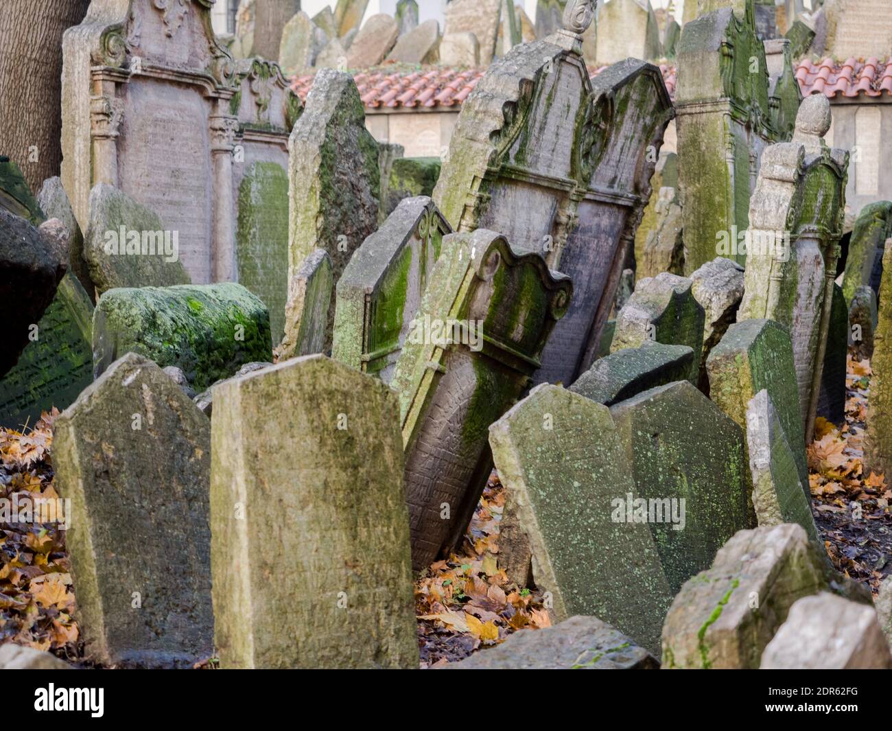 Der alte jüdische Friedhof im Josefov, dem jüdischen Viertel von Prag Stockfoto