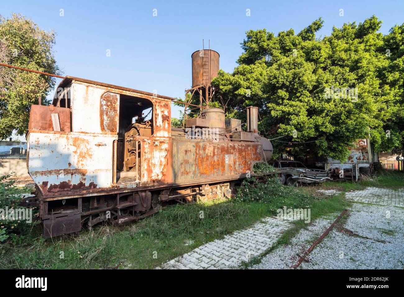 Alte rostige verlassene Zug mit einem kaputten Auto und rostigen Hochwassertank in der alten Beirut Bahnhof in Mar Mikhael, Libanon Stockfoto