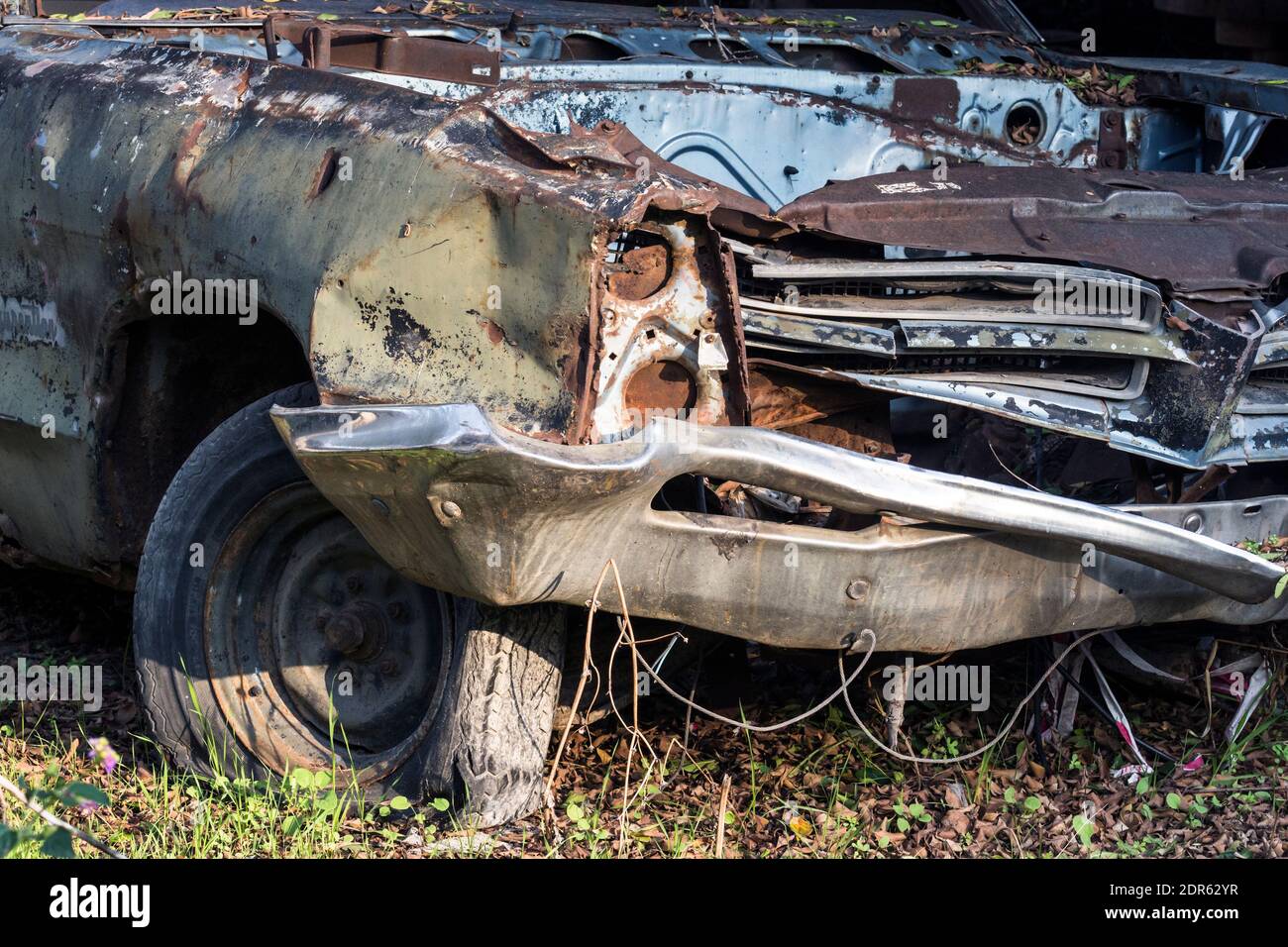 Detailaufnahme eines alten verlassenen kaputten Autos und beschädigt Reifen Stockfoto