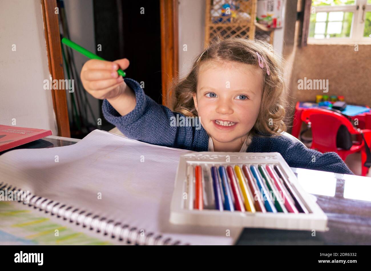 Happy Young girl mit Kinder-Färbung Stifte zu zeichnen Leeres Papier zu Hause Stockfoto