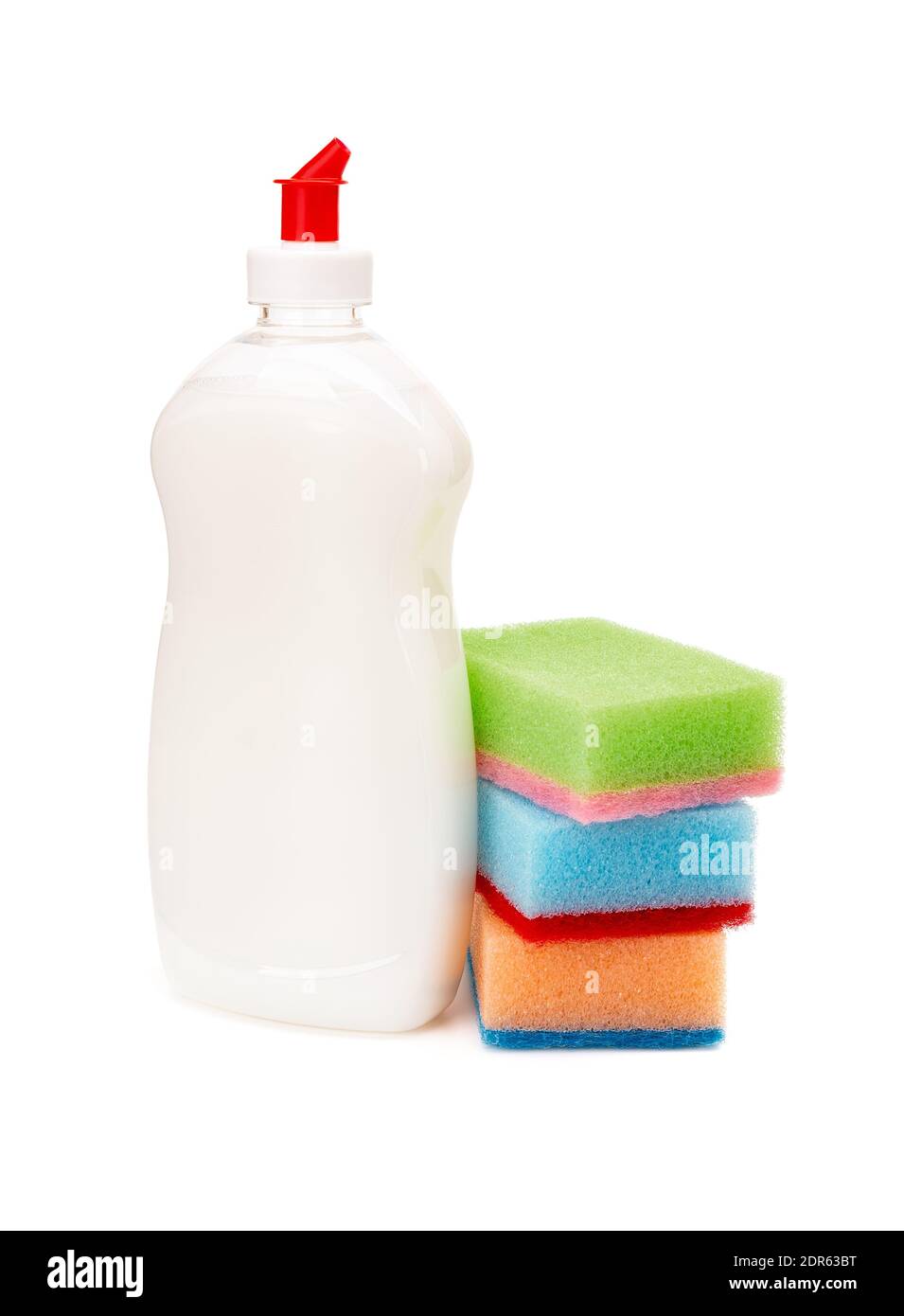 Weiße Spülflüssigkeit in einer transparenten Plastikflasche und drei mehrfarbige Schaumschwämme isoliert auf weißem Hintergrund. Spülmittel in der Küche. Stockfoto