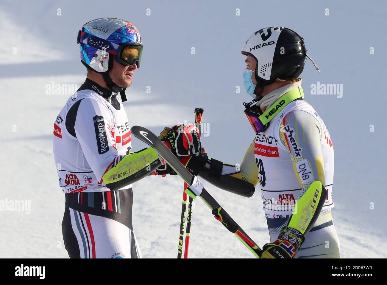 Alta Badia, Italien. Dezember 2020. FIS Alpiner Skiweltcup - Covid-19 Outbreak - 4. Herren Riesenslalom am 20/12/2020 in Alta Badia, Italien. Der Franzose Alexis Pinturault (FRA) gewinnt das Rennen. Im Ziel Alexis Pinturault (FRA) und Atle Lie McGrath (NOR) (Foto: Pierre Teyssot/ESPA-Images) Credit: European Sports Photo Agency/Alamy Live News Stockfoto