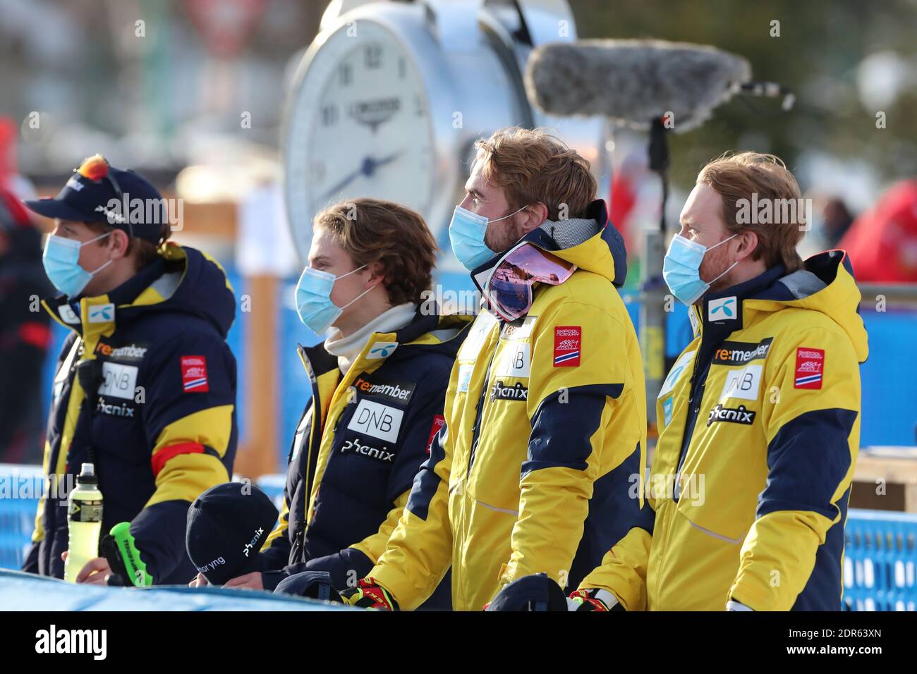 Alta Badia, Italien. Dezember 2020. FIS Alpiner Skiweltcup - Covid-19 Outbreak - 4. Herren Riesenslalom am 20/12/2020 in Alta Badia, Italien. Der Franzose Alexis Pinturault (FRA) gewinnt das Rennen. Im Ziel sieht das norwegische Team mit Atle Lie McGrath (NOR) auf das Podium (Foto: Pierre Teyssot/ESPA-Images) Quelle: European Sports Photo Agency/Alamy Live News Stockfoto