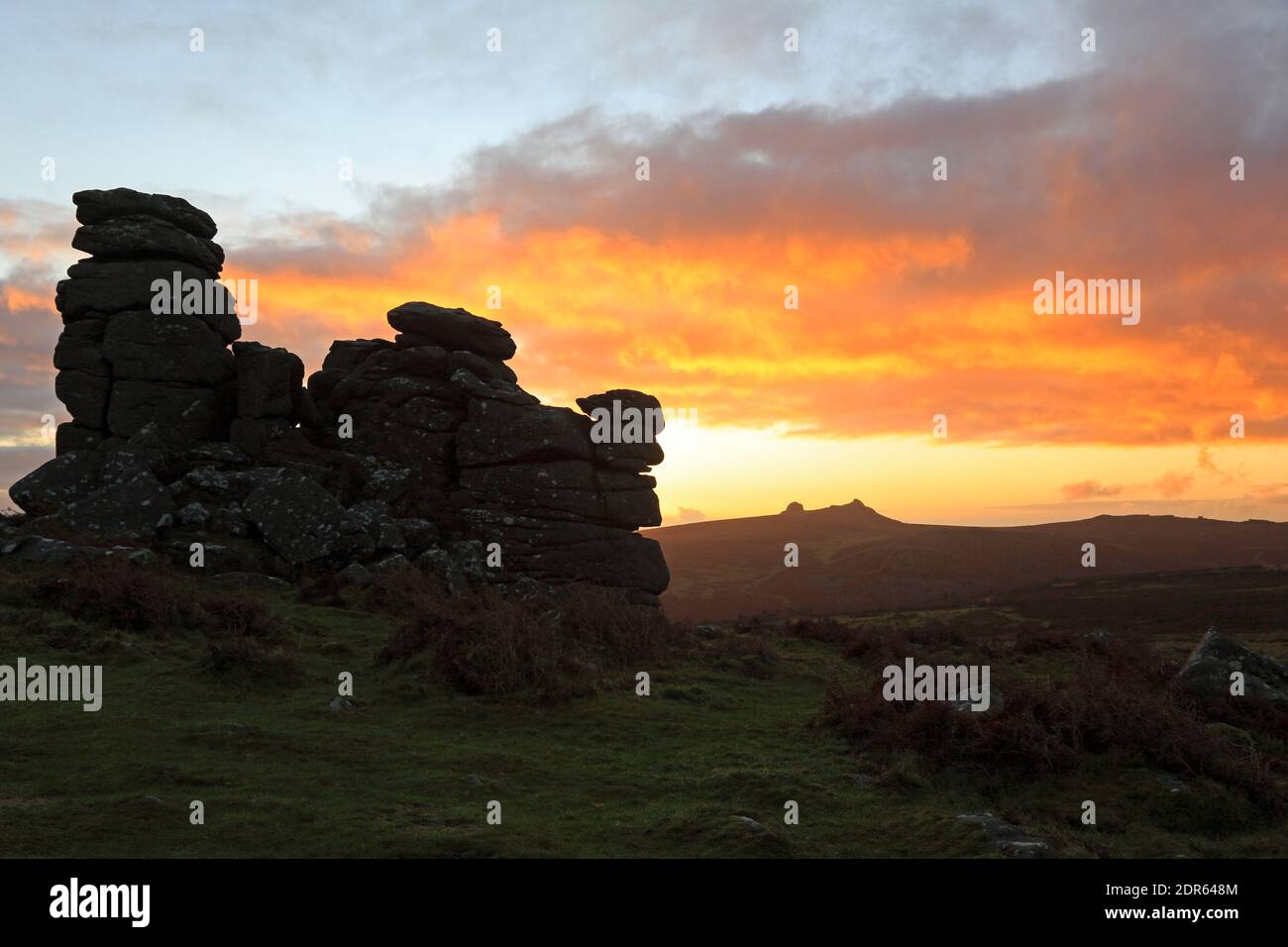 Blick auf Haytor Rocks vom Hound Tor am Sunset Dartmoor VEREINIGTES KÖNIGREICH Stockfoto