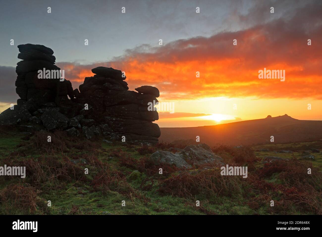 Blick auf Haytor Rocks vom Hound Tor am Sunset Dartmoor VEREINIGTES KÖNIGREICH Stockfoto