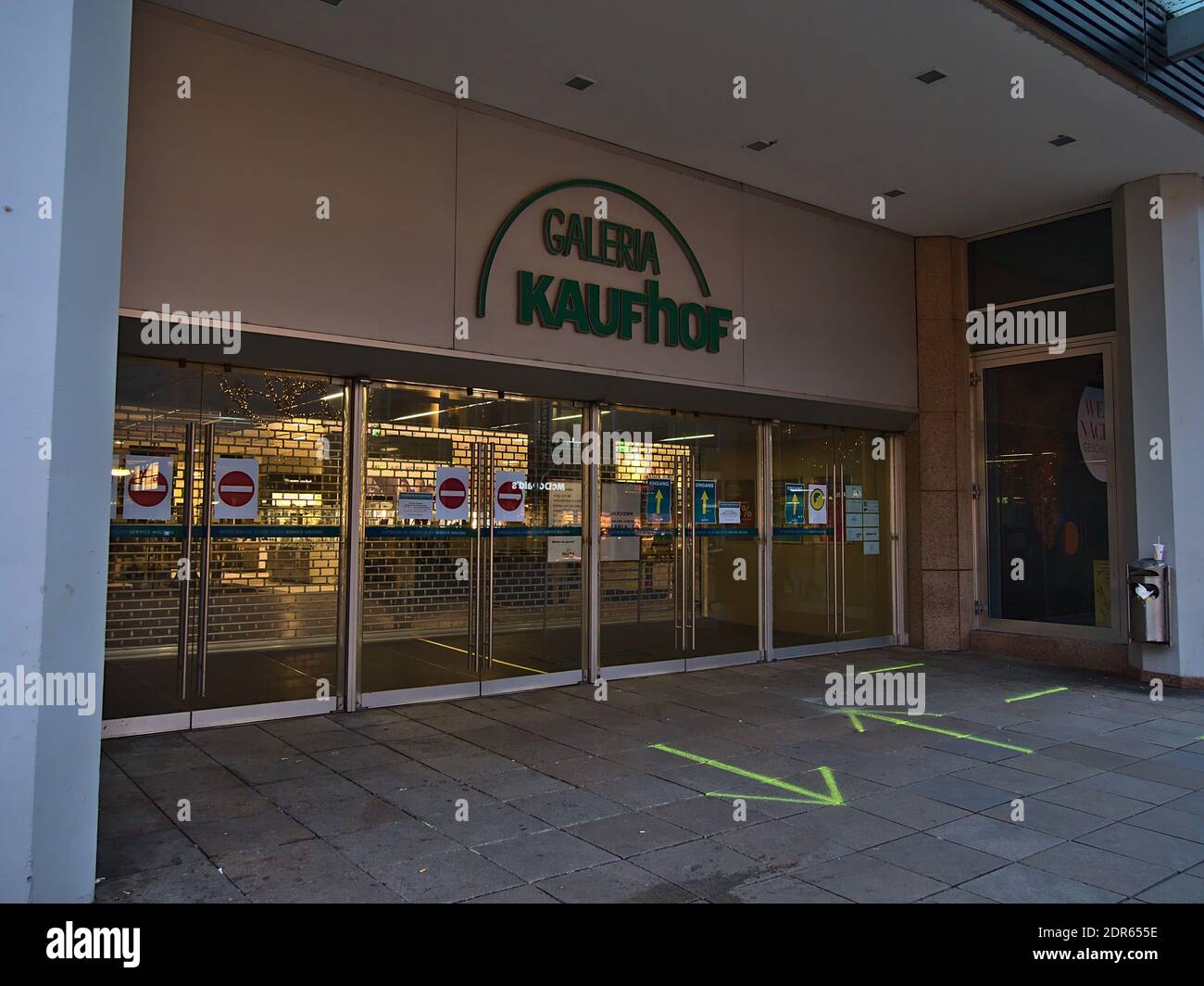 Haupteingang des Kaufhauses Galeria Kaufhof in der Einkaufsstraße Königstraße in der Innenstadt. Das Geschäft ist aufgrund der Covid-19-Sperre vorübergehend geschlossen. Stockfoto