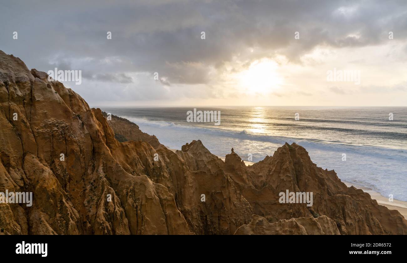 Viele bizarre erodierte Sanddünen am Atlantischen Ozean mit Wellen Rollen bei Sonnenuntergang ein Stockfoto