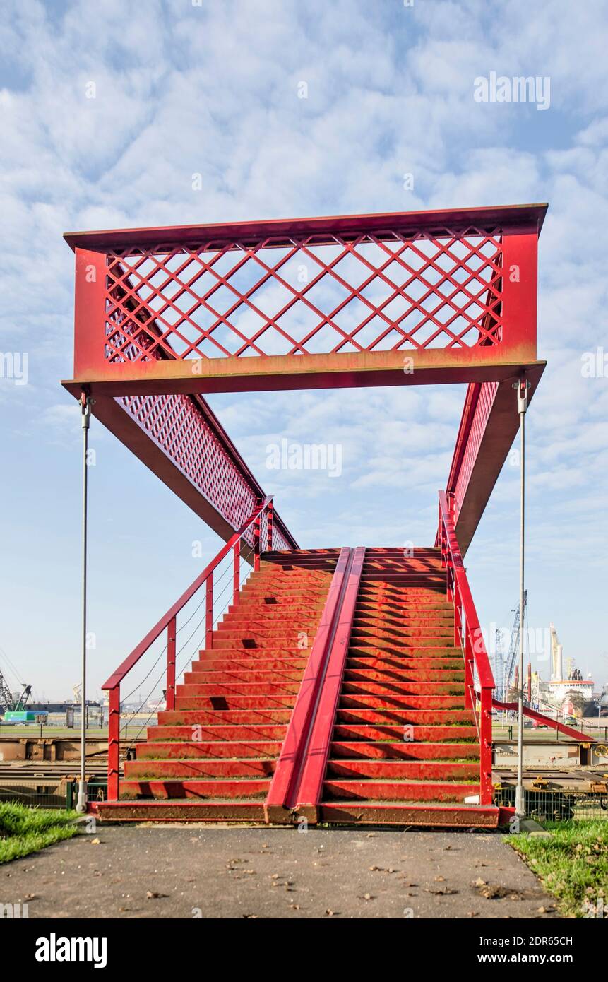 Rotterdam, Niederlande, 12. Oktober 2020: Treppenhaus als Teil einer roten Stahl Fußgängerbrücke über die Gleise zwischen charlois Nachbarschaft und Stockfoto