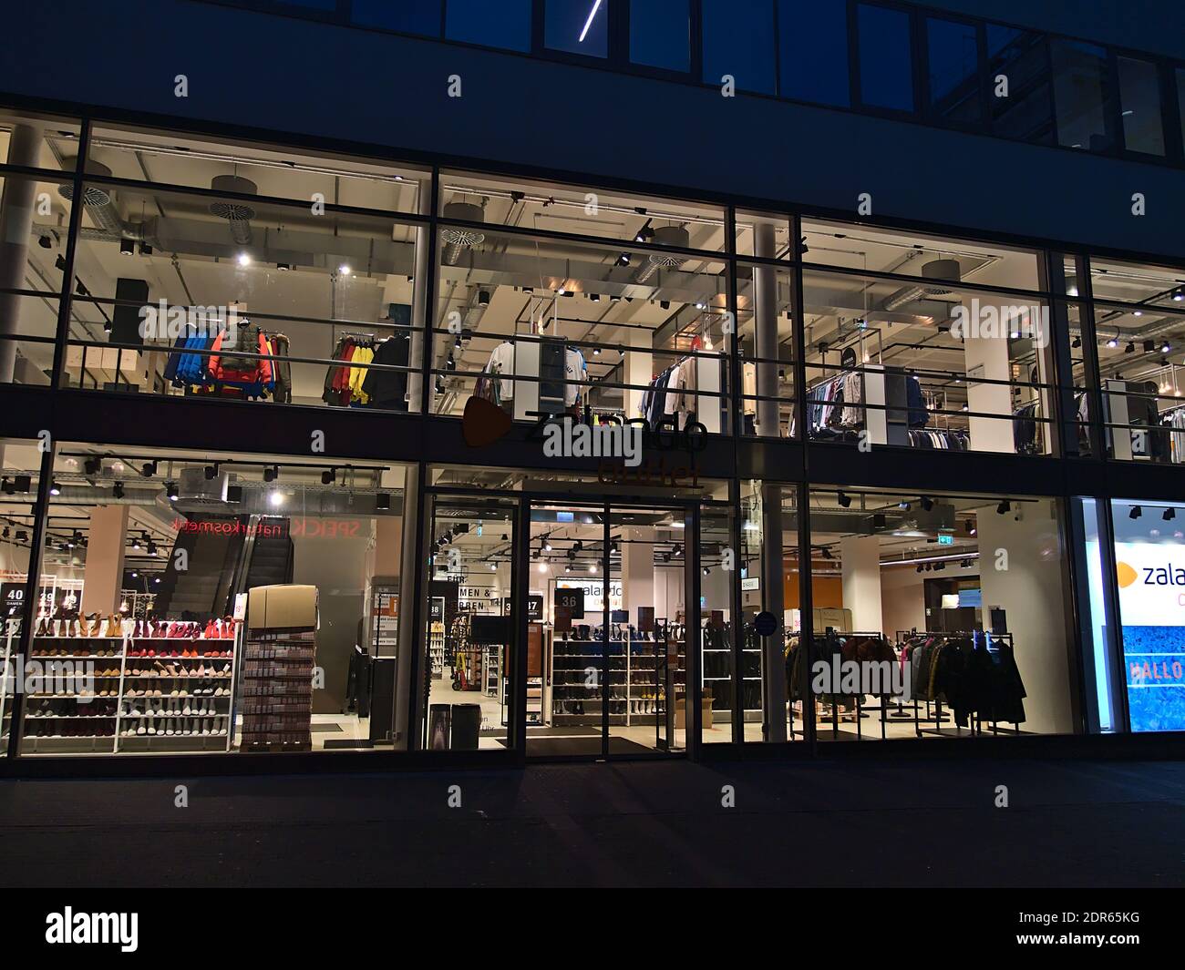 Vorderansicht des geschlossenen Zalando-Outlet-Stores, der hauptsächlich Schuhe und Kleidung verkauft, in der Innenstadt mit beleuchteten Schaufenstern während der Schließung von Covid-19. Stockfoto