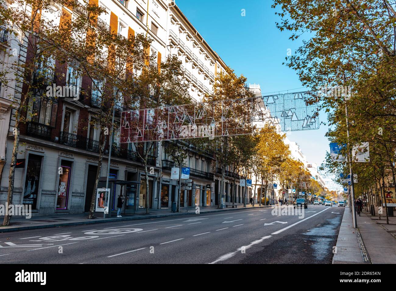 Madrid, Spanien - 22. November 2020: Serrano Straße in Salamanca. Salamanca ist bekannt dafür, eine der reichsten Gegenden in Madrid zu sein, mit Stockfoto