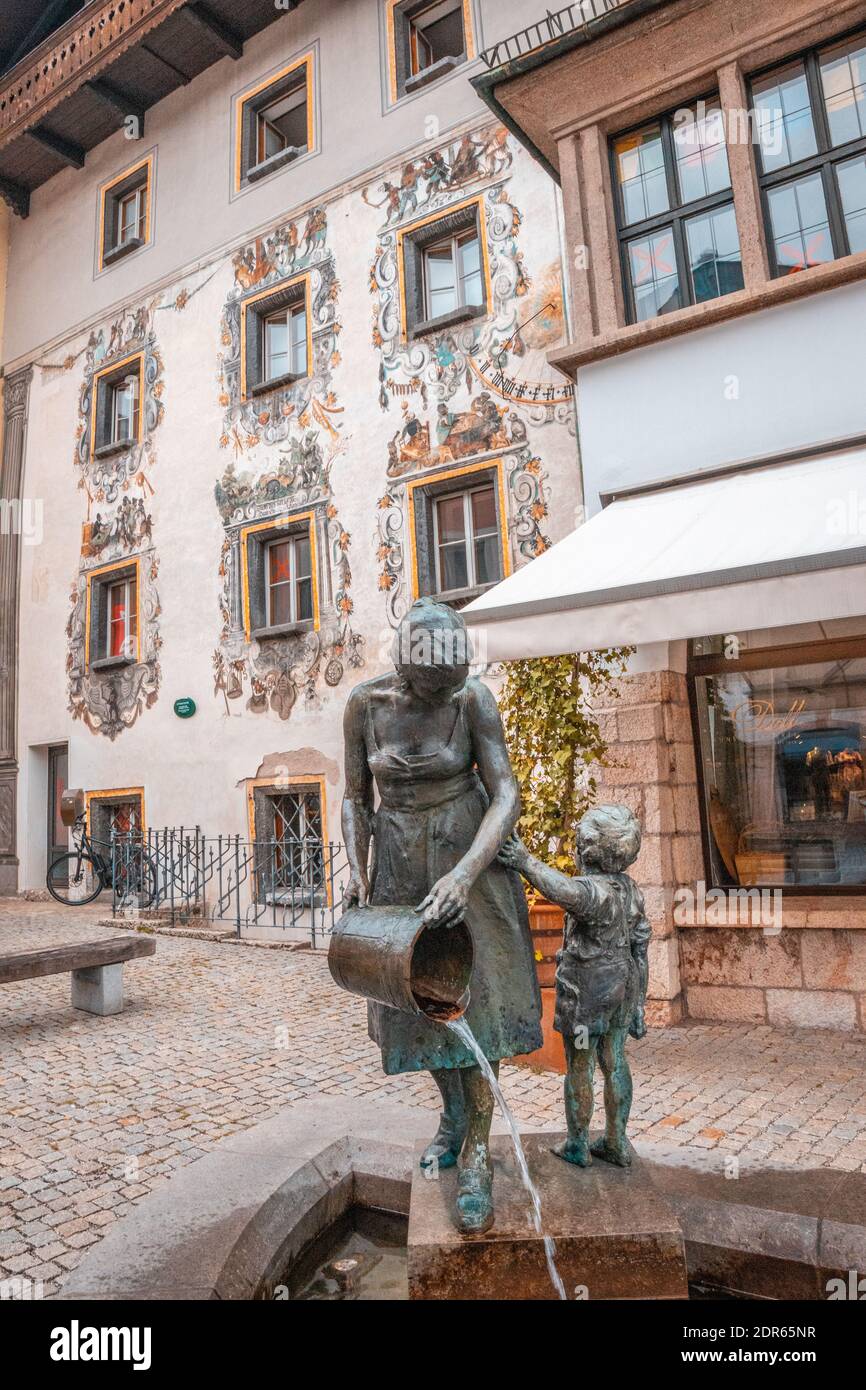 Mädchenstatue auf dem Berchtesgadener Platz Stockfoto
