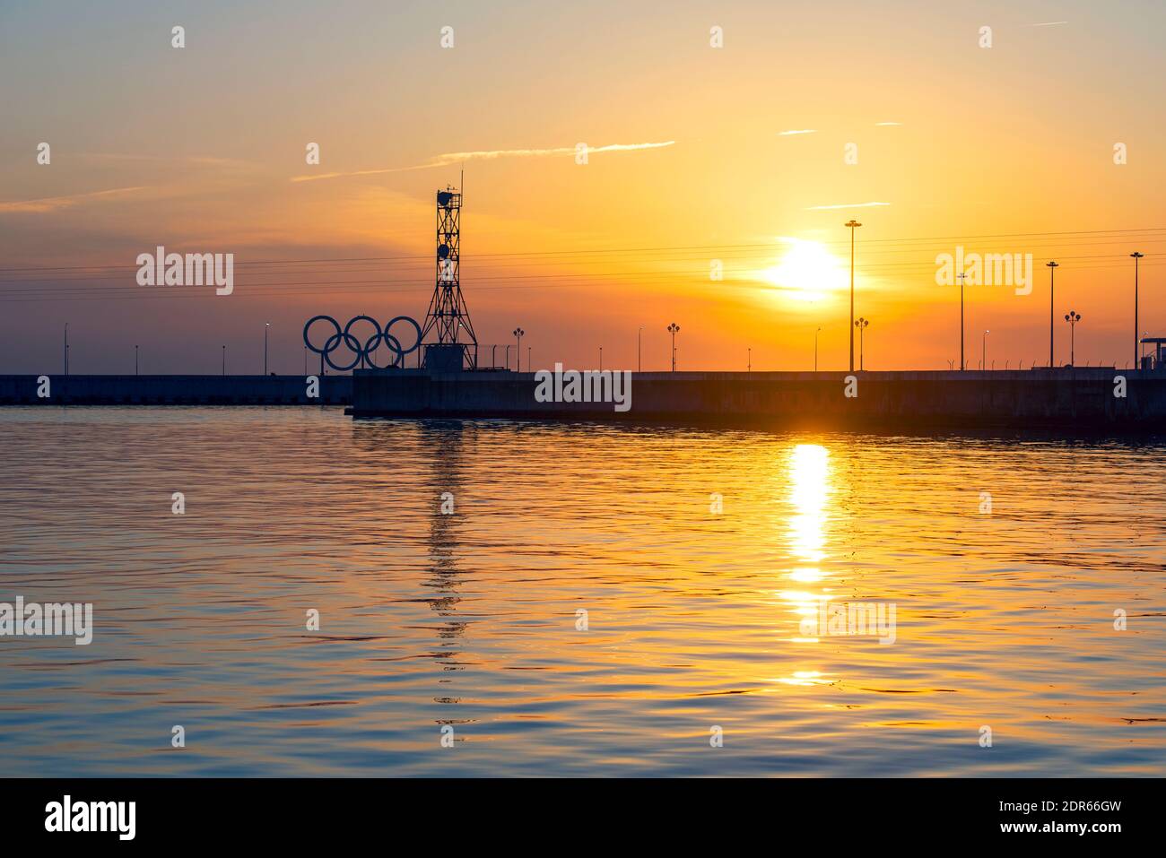Erstaunlicher Sonnenuntergang über dem Schwarzen Meer in Sotschi, Russland Stockfoto