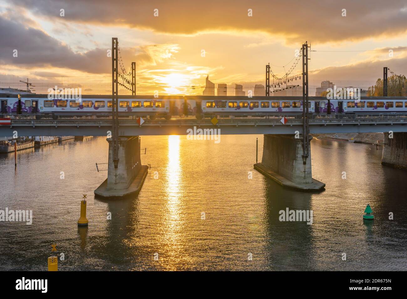 Gennevilliers, Frankreich - 27 11 2020: Blick auf die seine und das Verteidigungsviertel bei Sonnenuntergang von der Asnieres Brücke Stockfoto