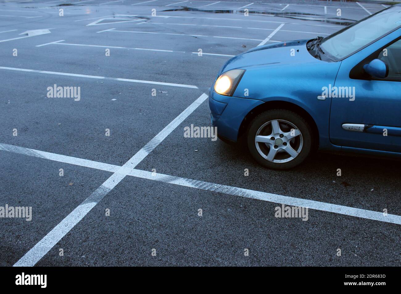 Blaues Auto auf dem Parkplatz Stockfoto