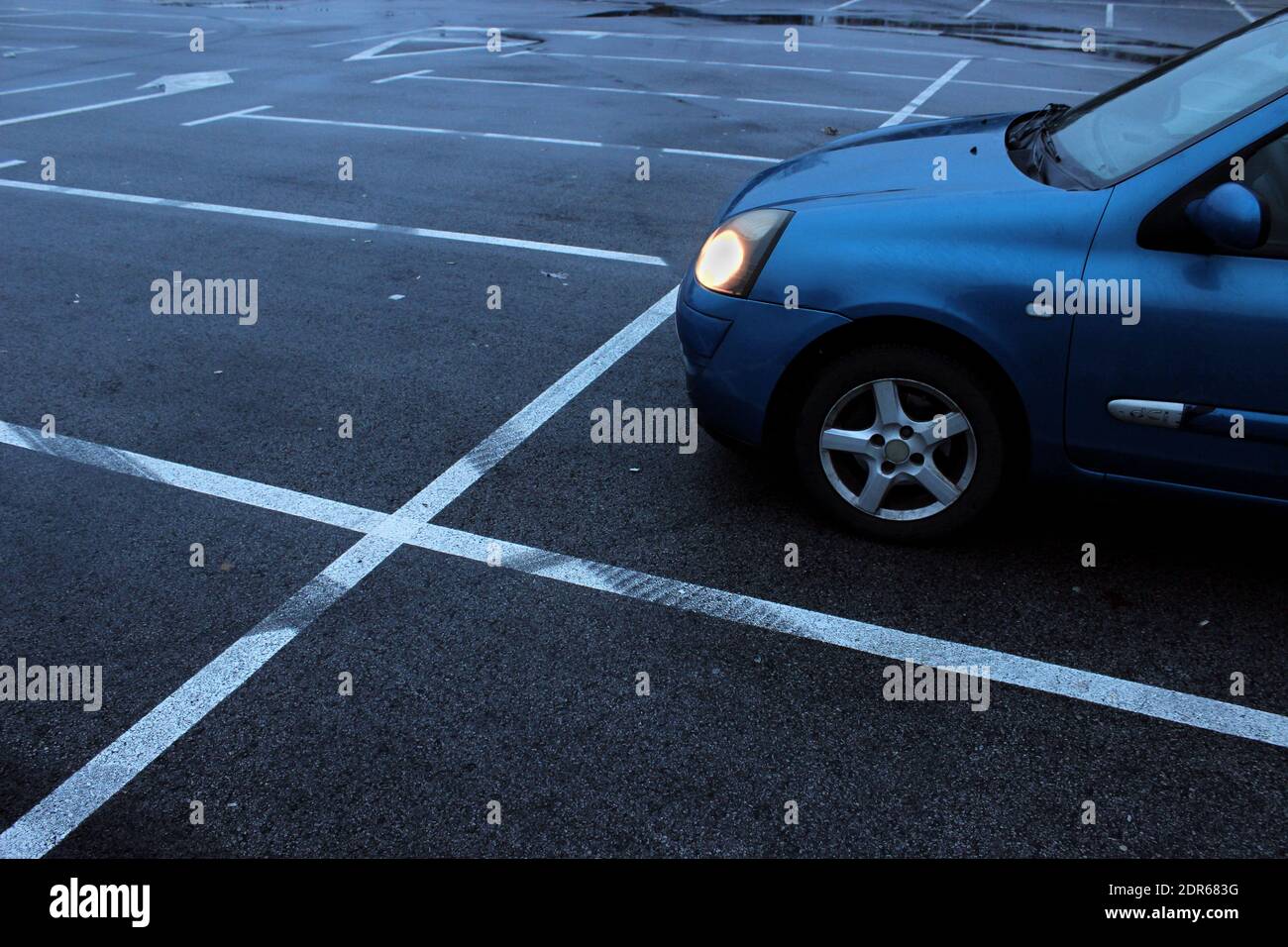 Blaues Auto auf dem Parkplatz Stockfoto