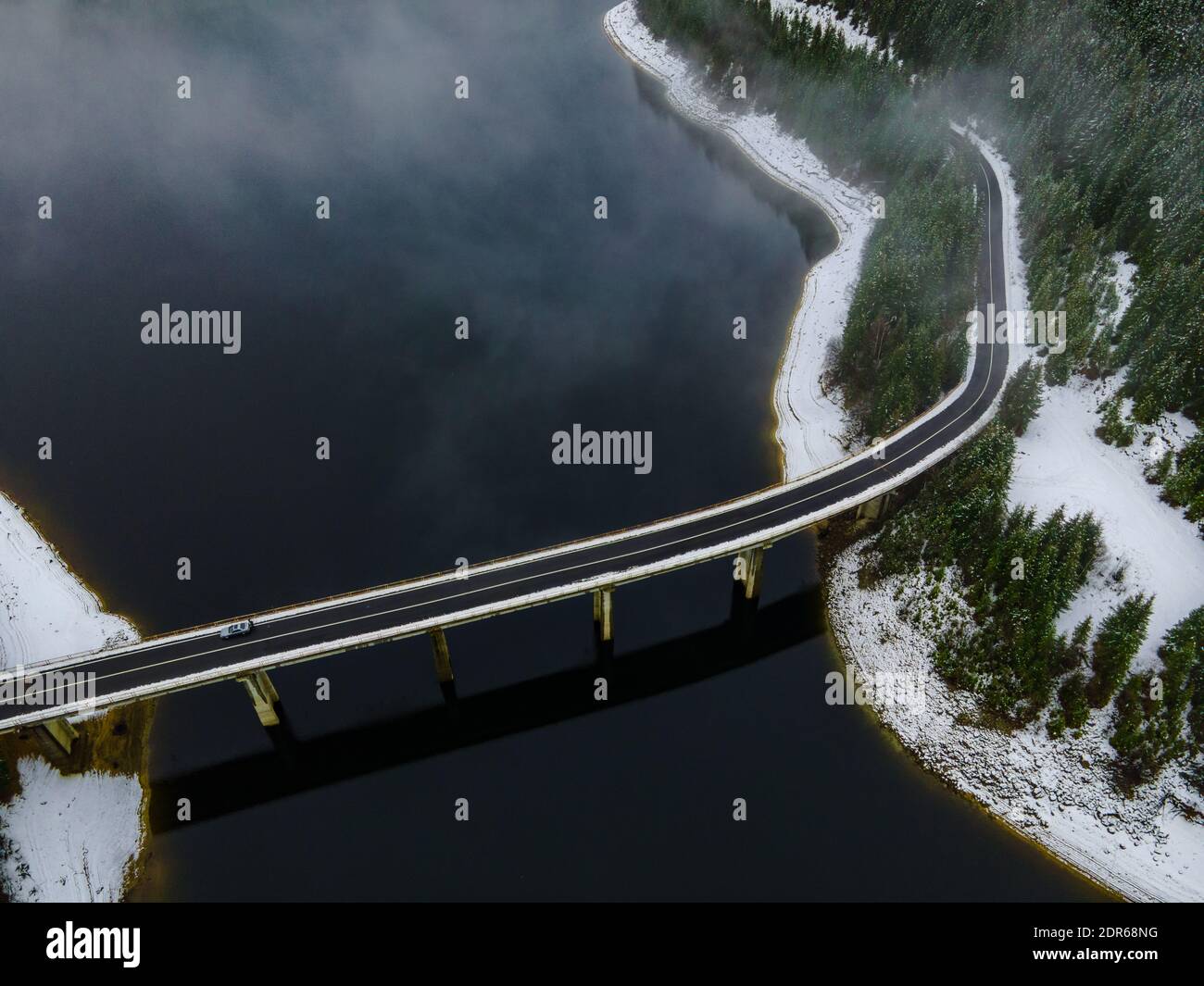 Drohnen-Fotografie aus einer großen Höhe einer Straße und Eine Brücke über einen Bergsee Stockfoto