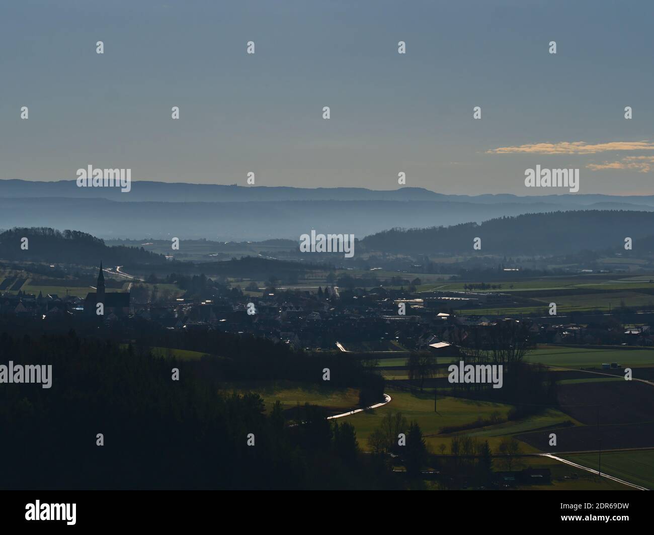 Luftpanorama des kleinen Dorfes Ammerbuch am Fuße des Schönbuchwaldes in Baden-Württemberg, Deutschland mit niedriger Gebirgskette Schwäbische Alb. Stockfoto