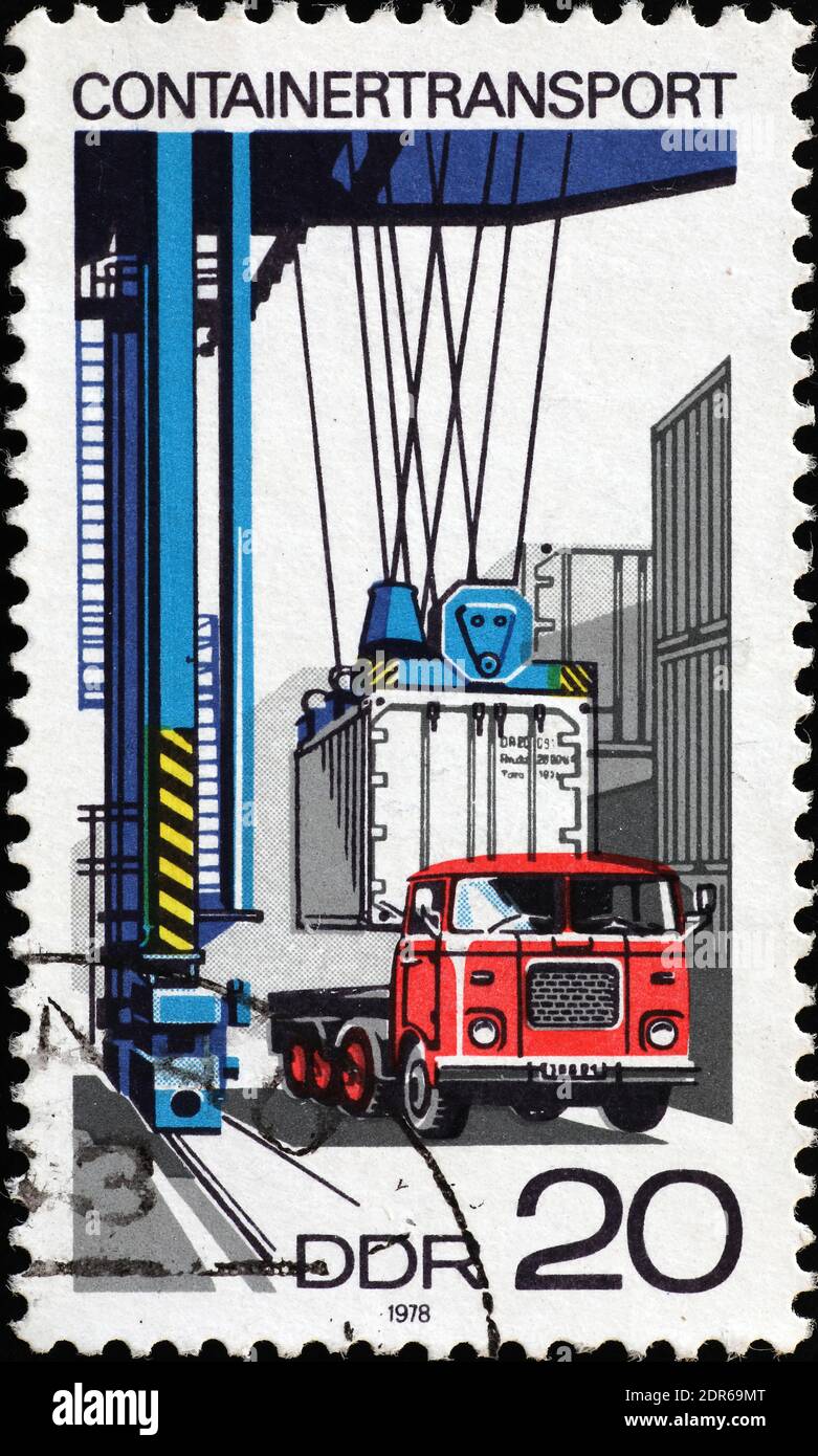 Auf Züge geladener Container in alter deutscher Briefmarke Stockfoto
