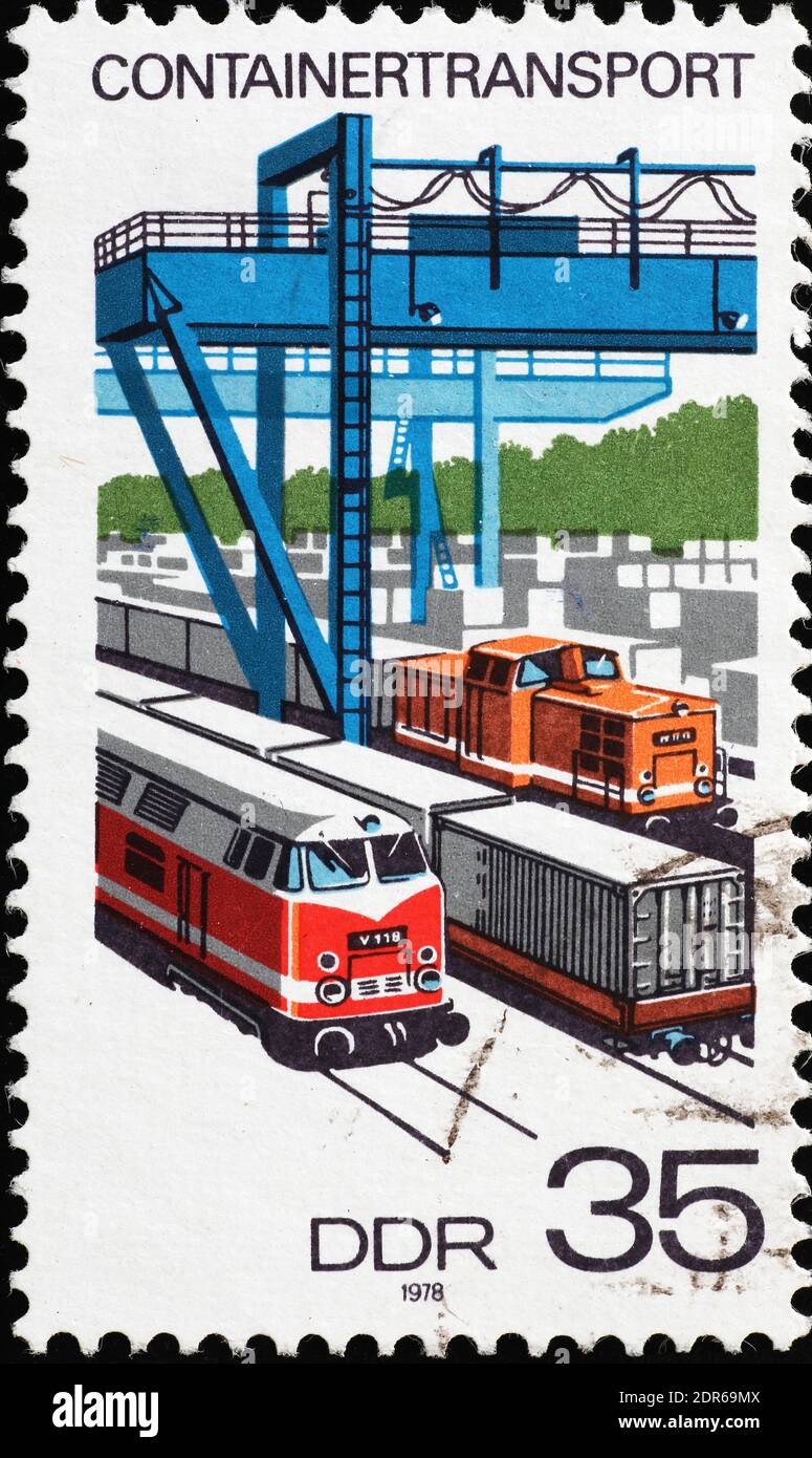 Auf Züge geladener Container in alter deutscher Briefmarke Stockfoto