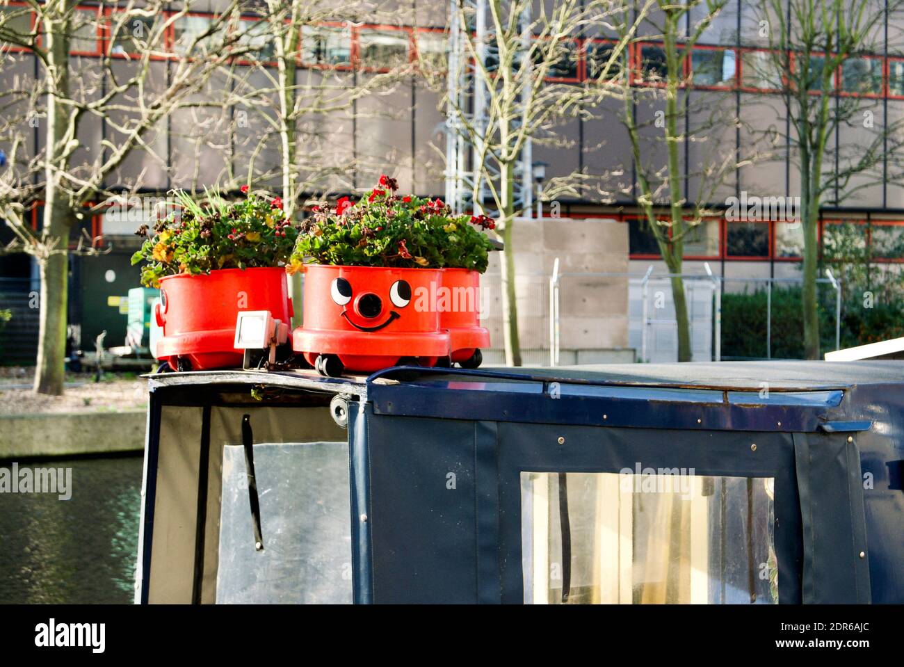 Urban Gardening auf dem Dach eines Schmalbootes auf Regent's Canal, London. Gemüse und Blumen werden für eine verbesserte psychische Gesundheit angebaut. Stockfoto