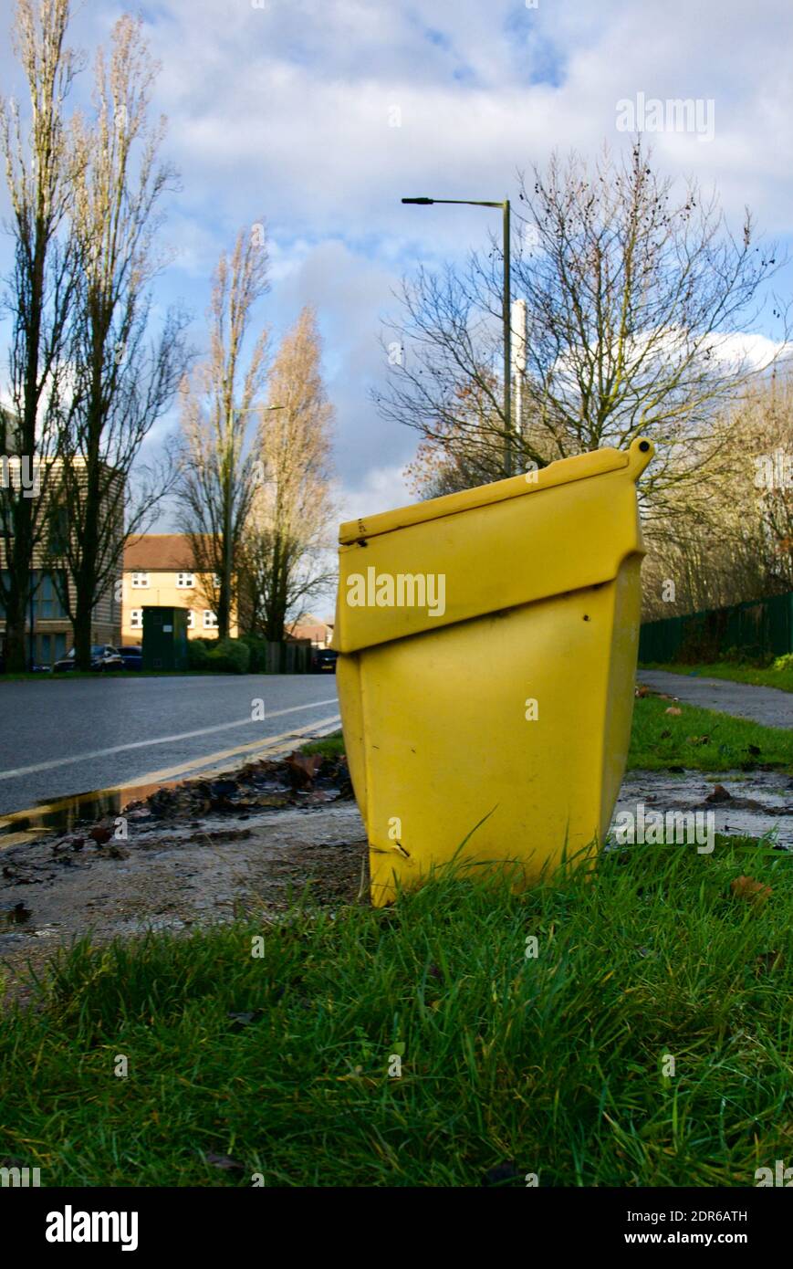 Gelbe Körnung Salz Container bin Seite der Straße in Barnett, London. England kämpft oft mit kalten Druckknöpfen und vereisten Straßen aufgrund von Salzmangel zu bewältigen. Stockfoto