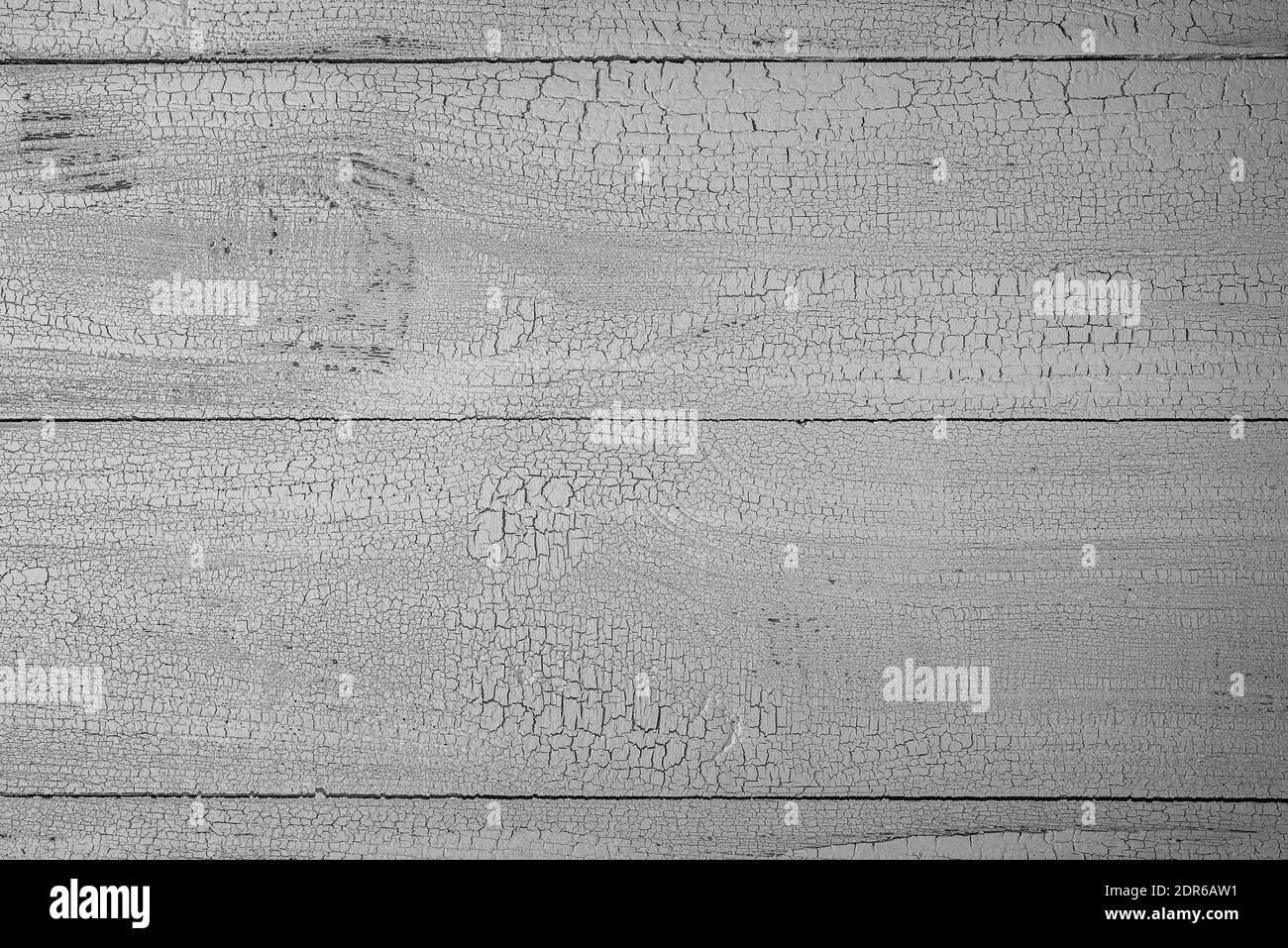 Nahaufnahme von natürlichen Holzplanken in ultimativen grau getönten, Farbe von 2021 Jahr. Alte, rissige Farbe. Blick von direkt oben. Vollformat mit Kopierbereich Stockfoto