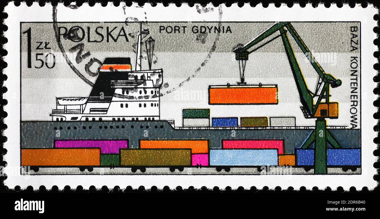 Laden von Containern auf einem Schiff in polnischer Briefmarke Stockfoto