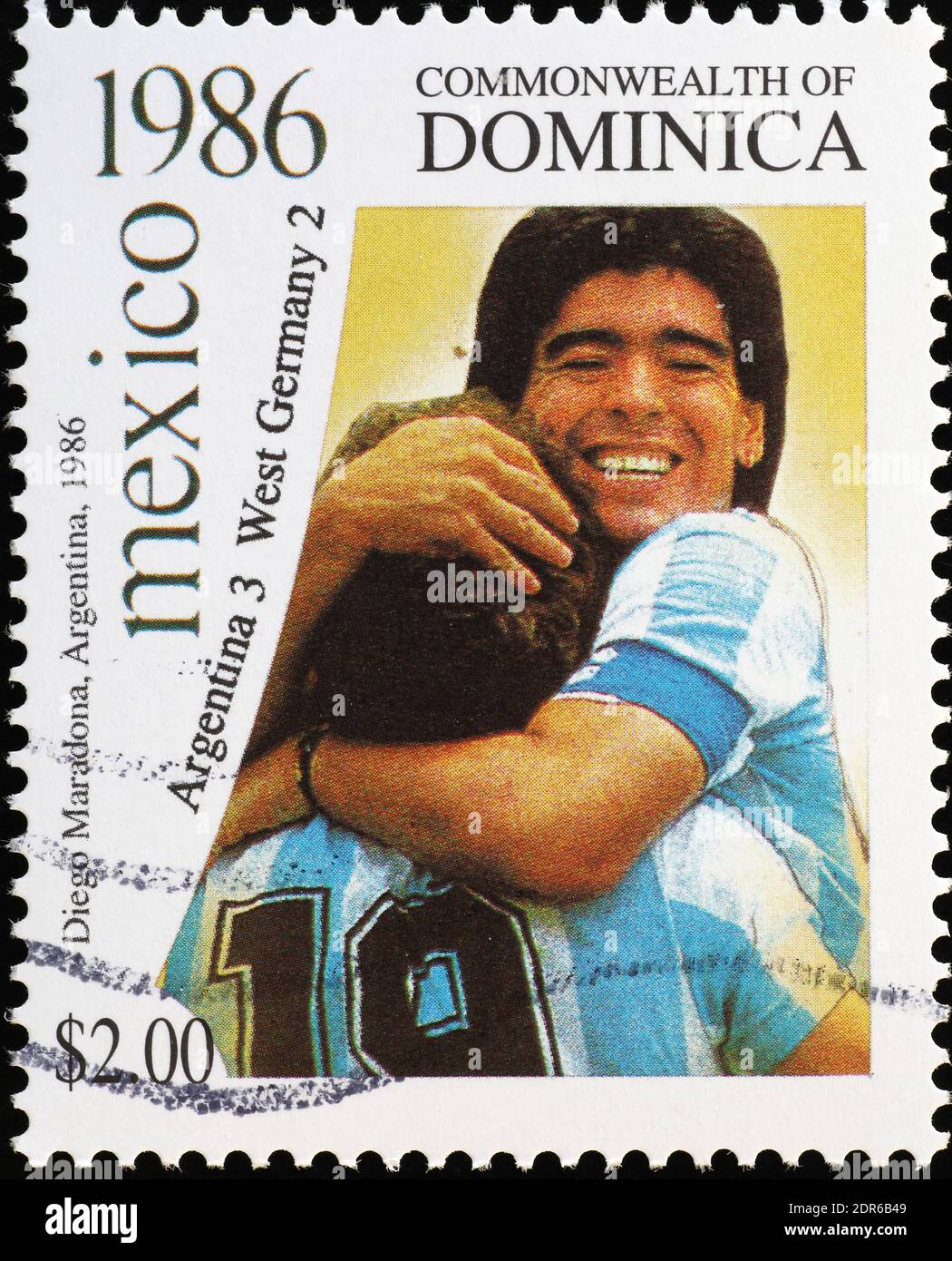 Maradona umarmt einen Teamkollegen aus Argentinien auf Briefmarke Stockfoto