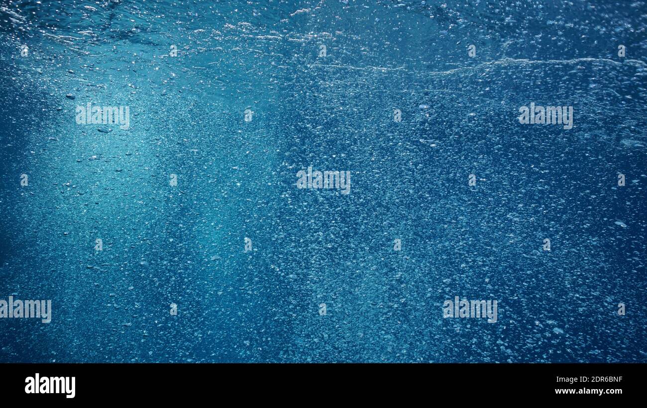 Luftblasen unter Wasser im Ozean steigt an die Wasseroberfläche, natürliche Szene Stockfoto