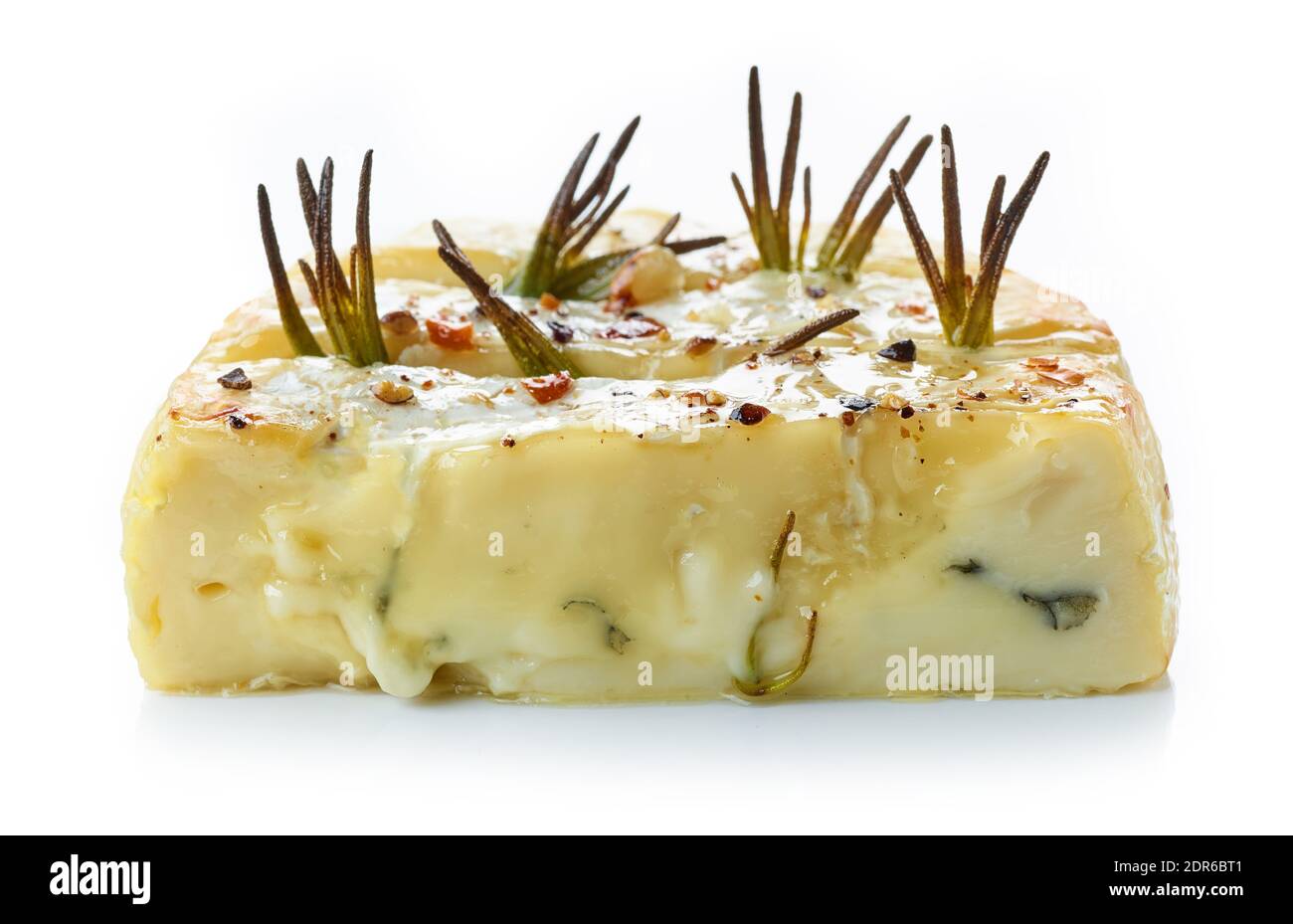 Die Hälfte des gebackenen Brie-Käse mit Rosmarin und Gewürzen isoliert Auf weißem Hintergrund Stockfoto