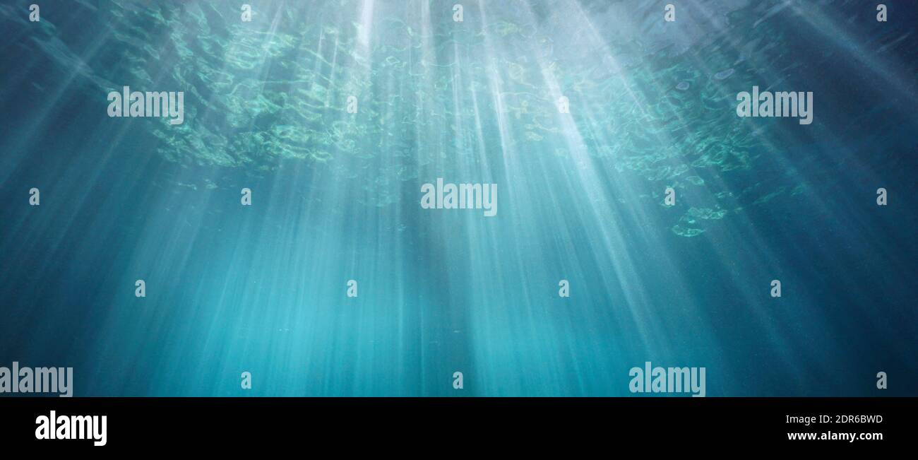 Unterwasserhintergrund, Sonnenstrahlen im Meer unter der Wasseroberfläche, Naturlandschaft, Mittelmeer, Frankreich Stockfoto