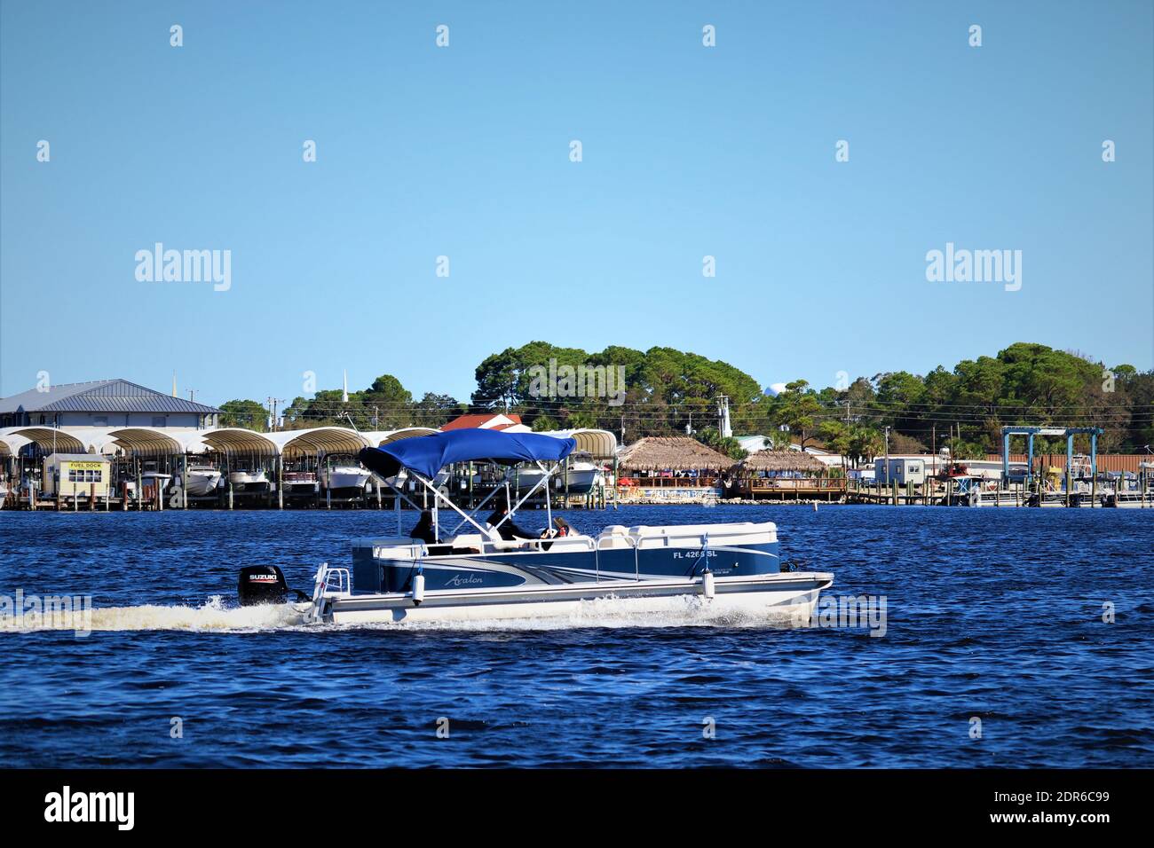 USA, Florida, Foto von Santa Rose Island. Schnellboot segelt auf dem Wasser des Santa Rosa Sound. Die Festlandküste ist im Hintergrund sichtbar Stockfoto