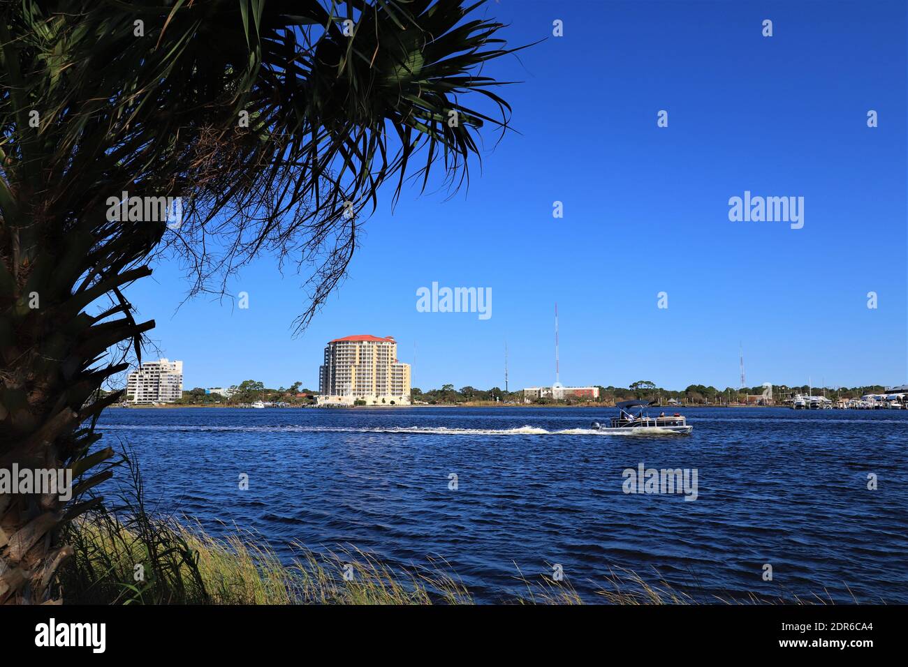 USA, Florida, Foto von Santa Rose Island. Schnellboot segelt auf dem Wasser des Santa Rosa Sound. Die Festlandküste ist im Hintergrund sichtbar Stockfoto