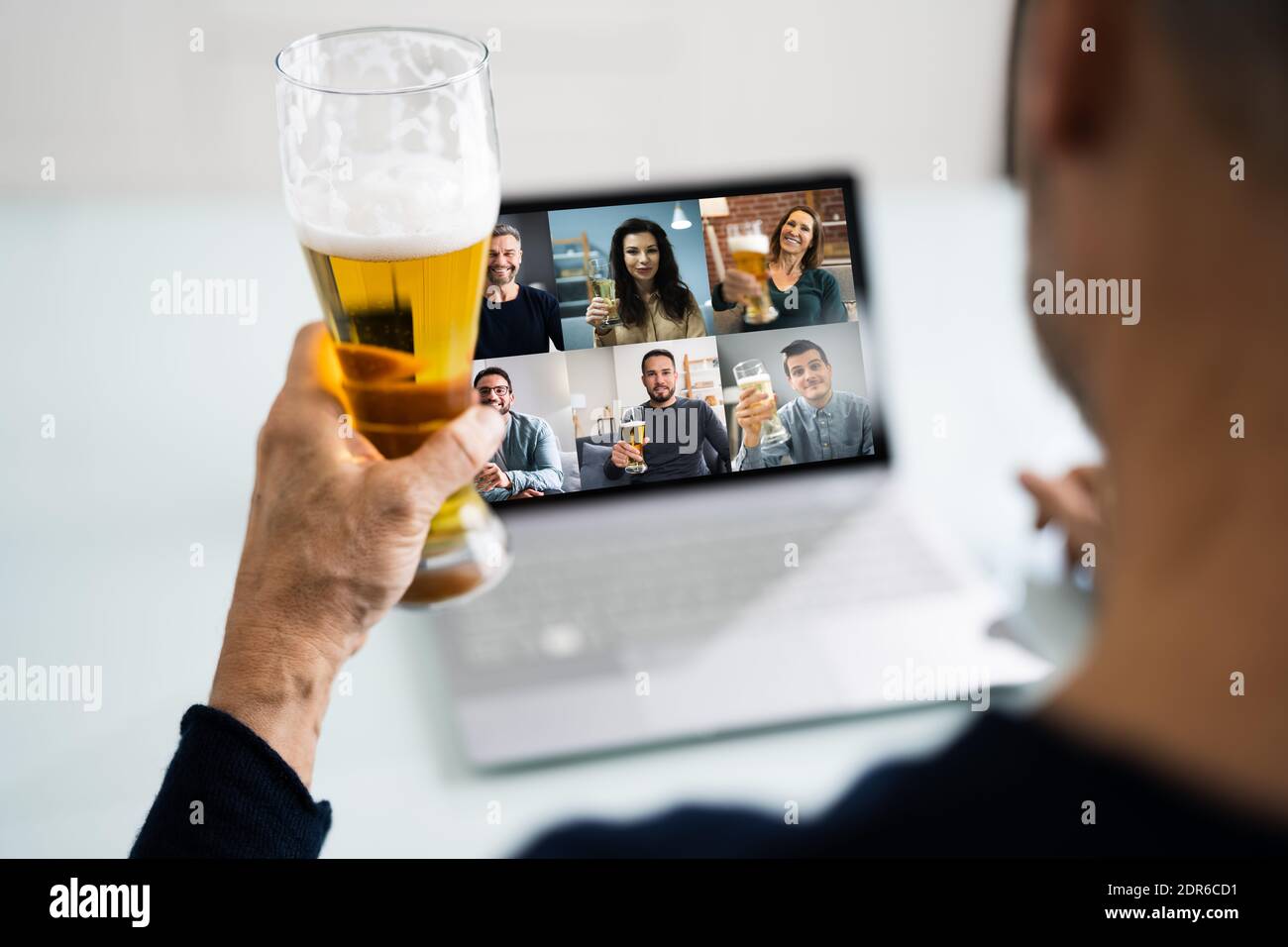 Virtuelle Bier Trinken Online-Party Mit Laptop Stockfoto