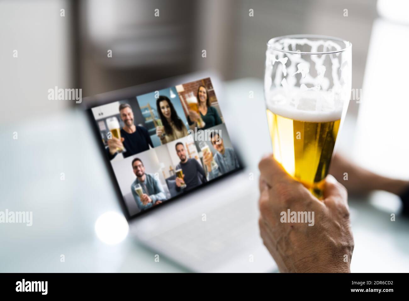 Virtuelle Bier Trinken Online-Party Mit Laptop Stockfoto