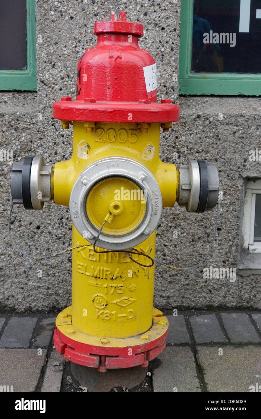 Roter Und Gelber Hydrant Im Stadtzentrum Von Reykjavik Island Hergestellt Von Der Kennedy Company In Elmira New York State Amerika Stockfoto