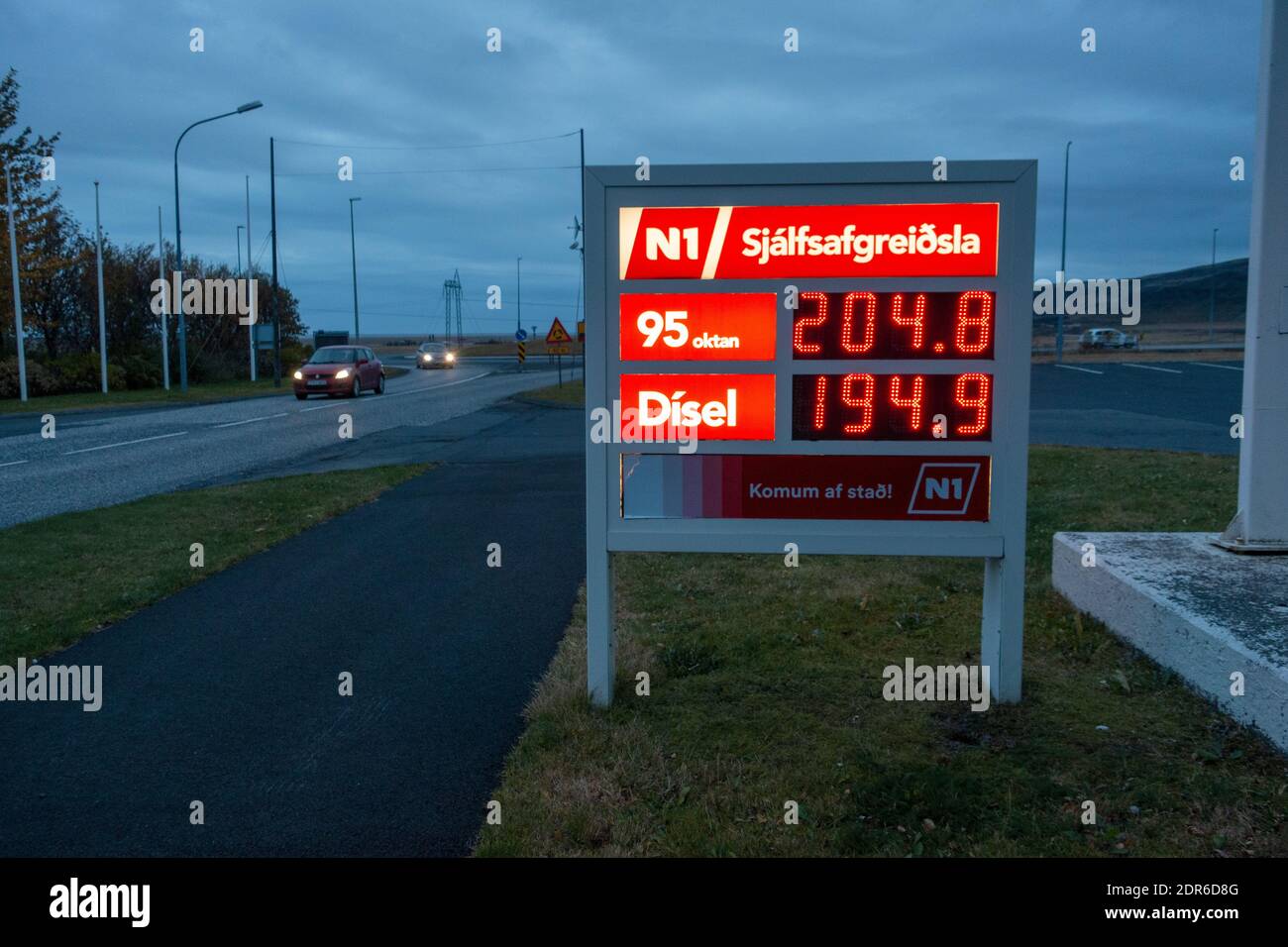 Isländische N1 Tankstelle Service Center Preisschild bei Nacht In Island 2017 Stockfoto
