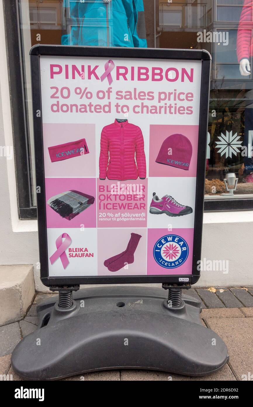 Jährliche Pink Ribbon Cancer Charity Sales Campaign Sign Advertising Island Icewear Kleidung, Die 20% Des Verkaufspreises An Wohltätigkeitsorganisationen Spendet Reykjavik Ice Stockfoto